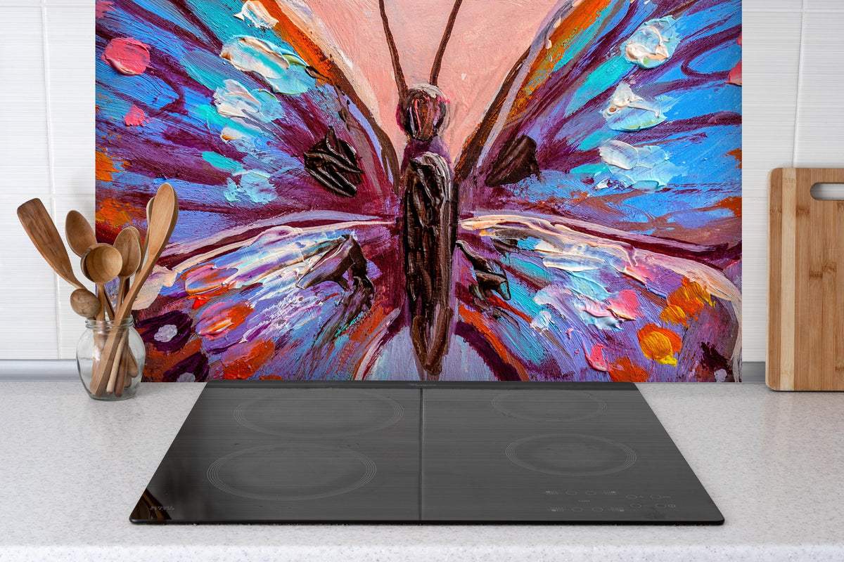 Spritzschutz - Abstrakte Malerei bunter Schmetterling hinter einem Cerankochfeld zwischen Holz-Kochutensilien
