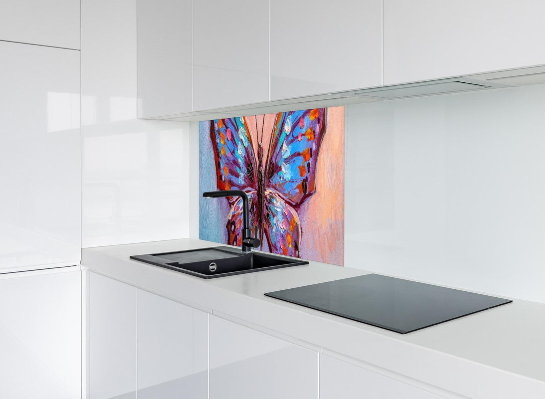 Spritzschutz - Abstrakte Malerei bunter Schmetterling hinter modernem schwarz-matten Spülbecken in weißer Hochglanz-Küche