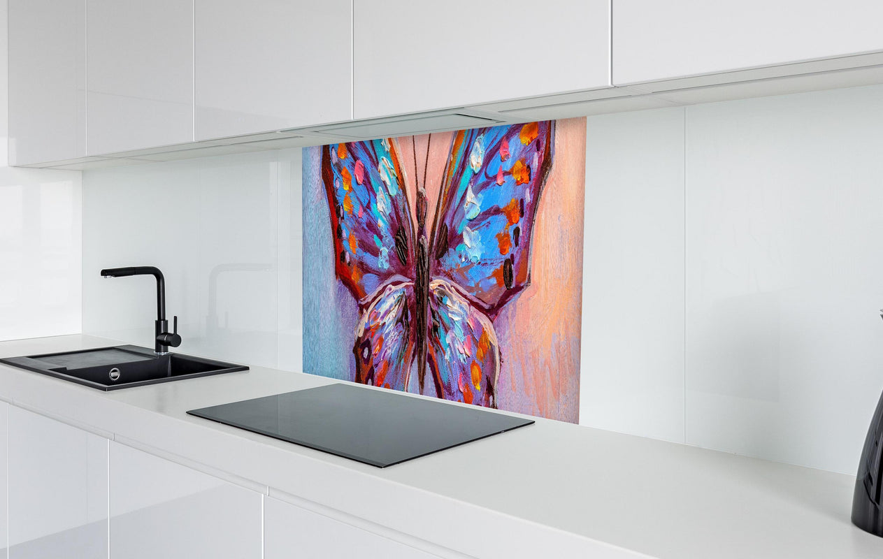 Spritzschutz - Abstrakte Malerei bunter Schmetterling  in weißer Hochglanz-Küche hinter einem Cerankochfeld
