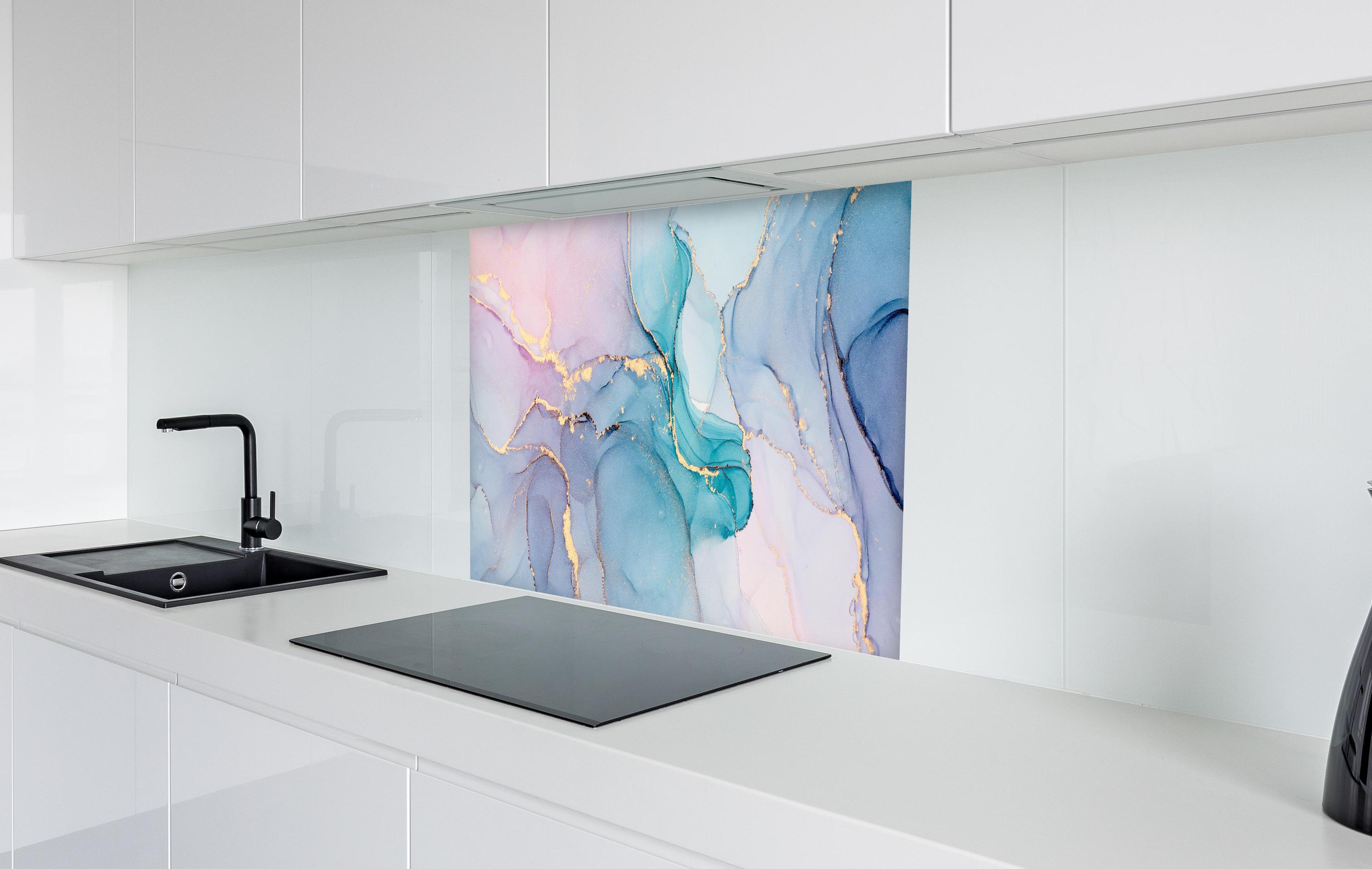 Spritzschutz - Abstrakte Muster mit goldenem Rand  in weißer Hochglanz-Küche hinter einem Cerankochfeld