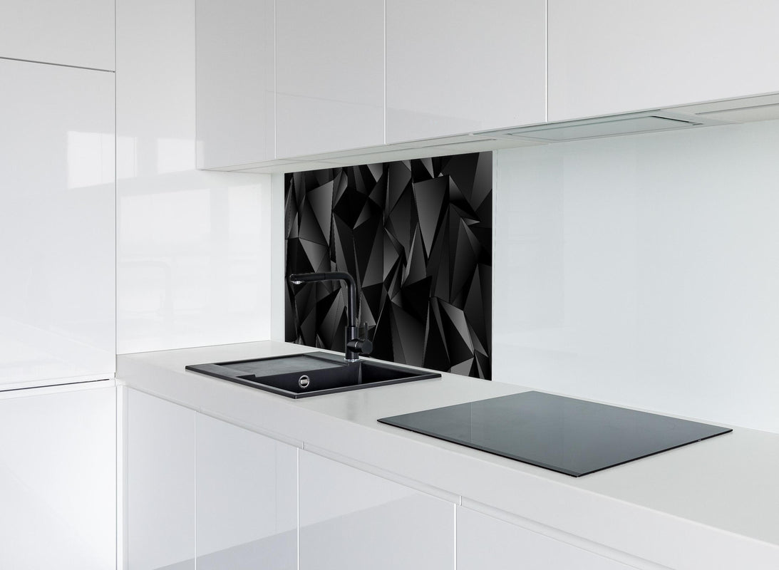 Spritzschutz - Abstrakte Schwarze 3D Dreiecke hinter modernem schwarz-matten Spülbecken in weißer Hochglanz-Küche