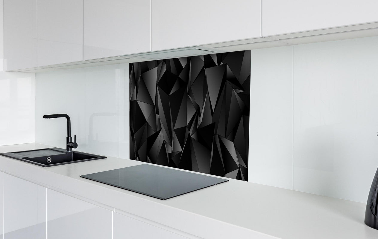 Spritzschutz - Abstrakte Schwarze 3D Dreiecke  in weißer Hochglanz-Küche hinter einem Cerankochfeld