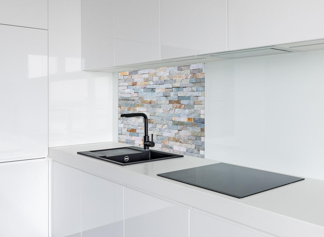 Spritzschutz - Abstrakte Steinwandmuster hinter modernem schwarz-matten Spülbecken in weißer Hochglanz-Küche