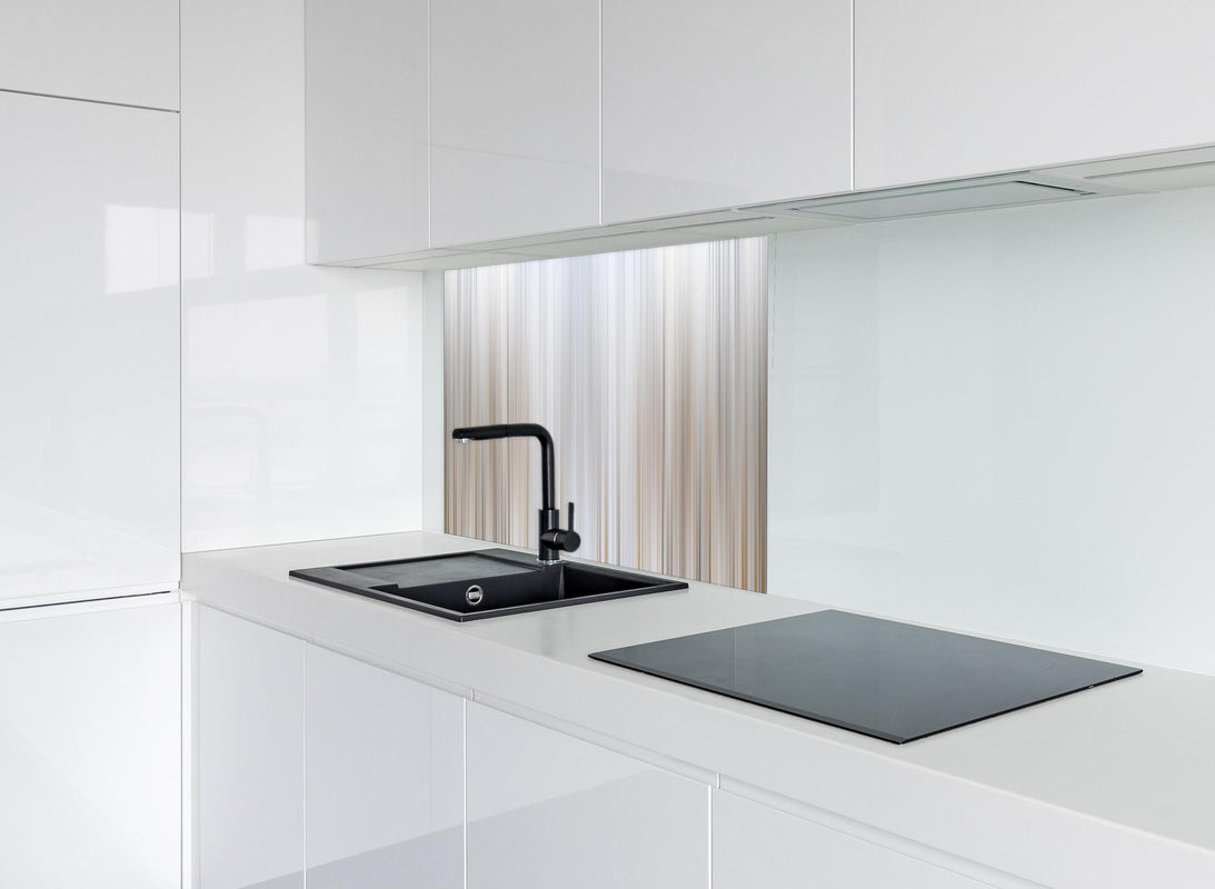 Spritzschutz - Abstrakte Vertikale Linien hinter modernem schwarz-matten Spülbecken in weißer Hochglanz-Küche