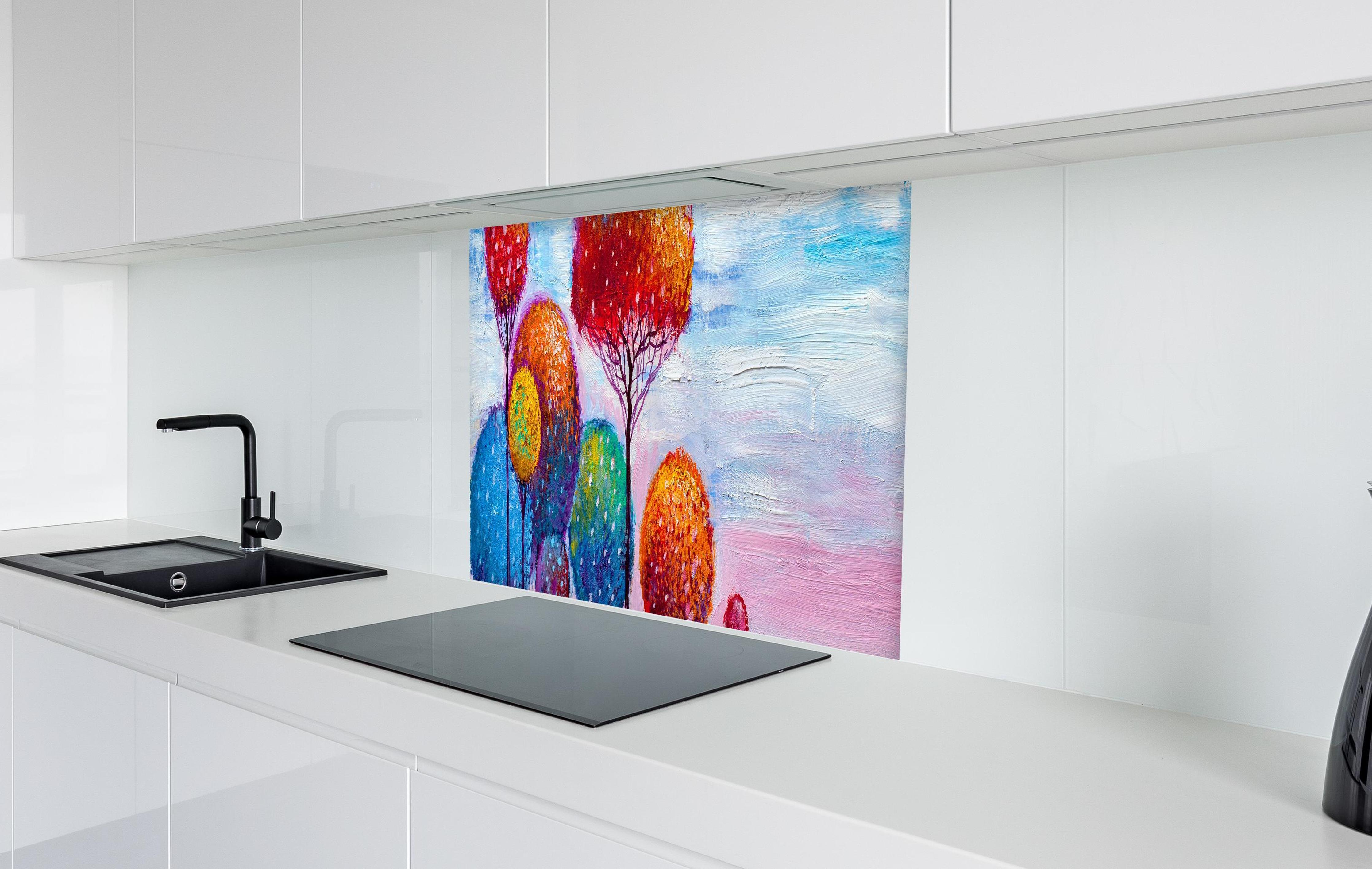Spritzschutz - Abstrakte bunte Bäume  in weißer Hochglanz-Küche hinter einem Cerankochfeld