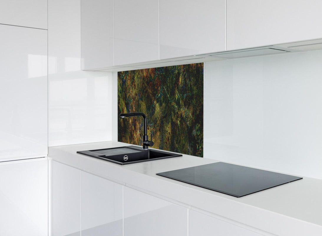 Spritzschutz - Abstrakte dunkle marmorartige Texturen hinter modernem schwarz-matten Spülbecken in weißer Hochglanz-Küche