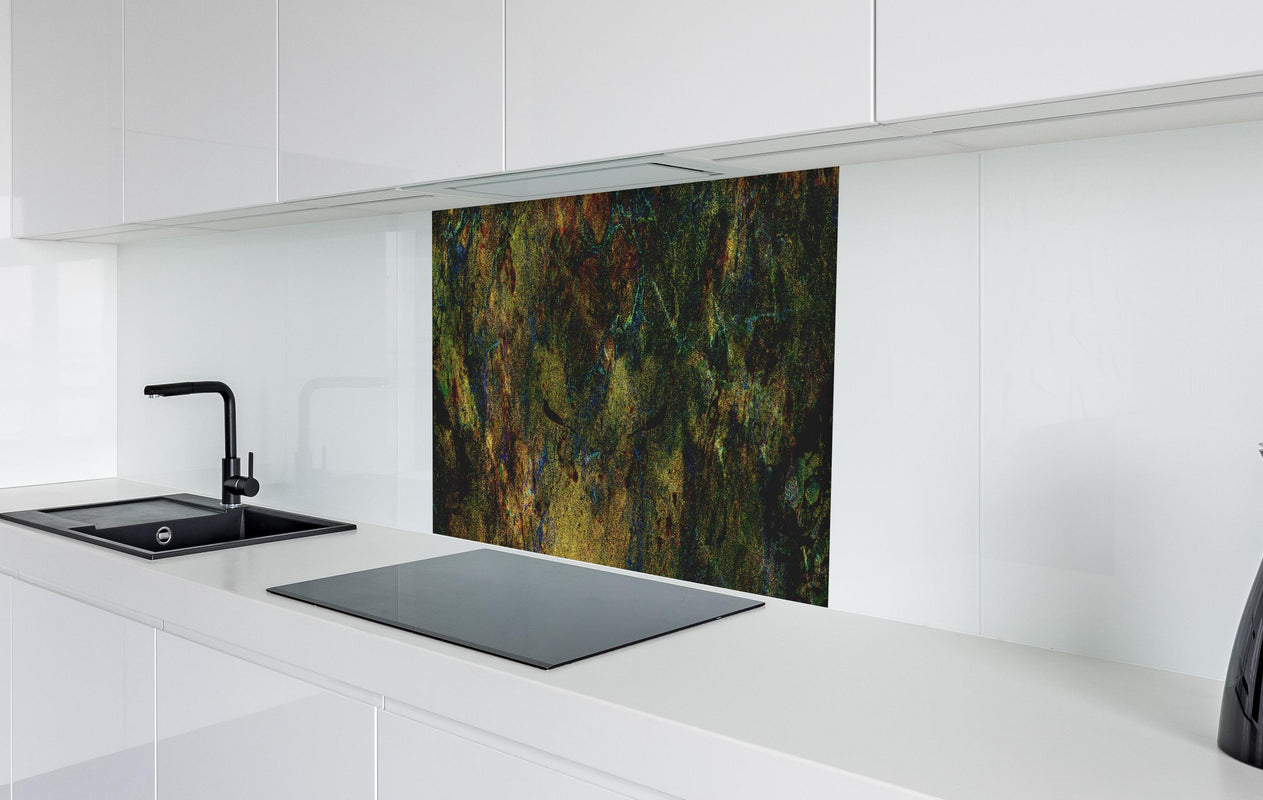 Spritzschutz - Abstrakte dunkle marmorartige Texturen  in weißer Hochglanz-Küche hinter einem Cerankochfeld