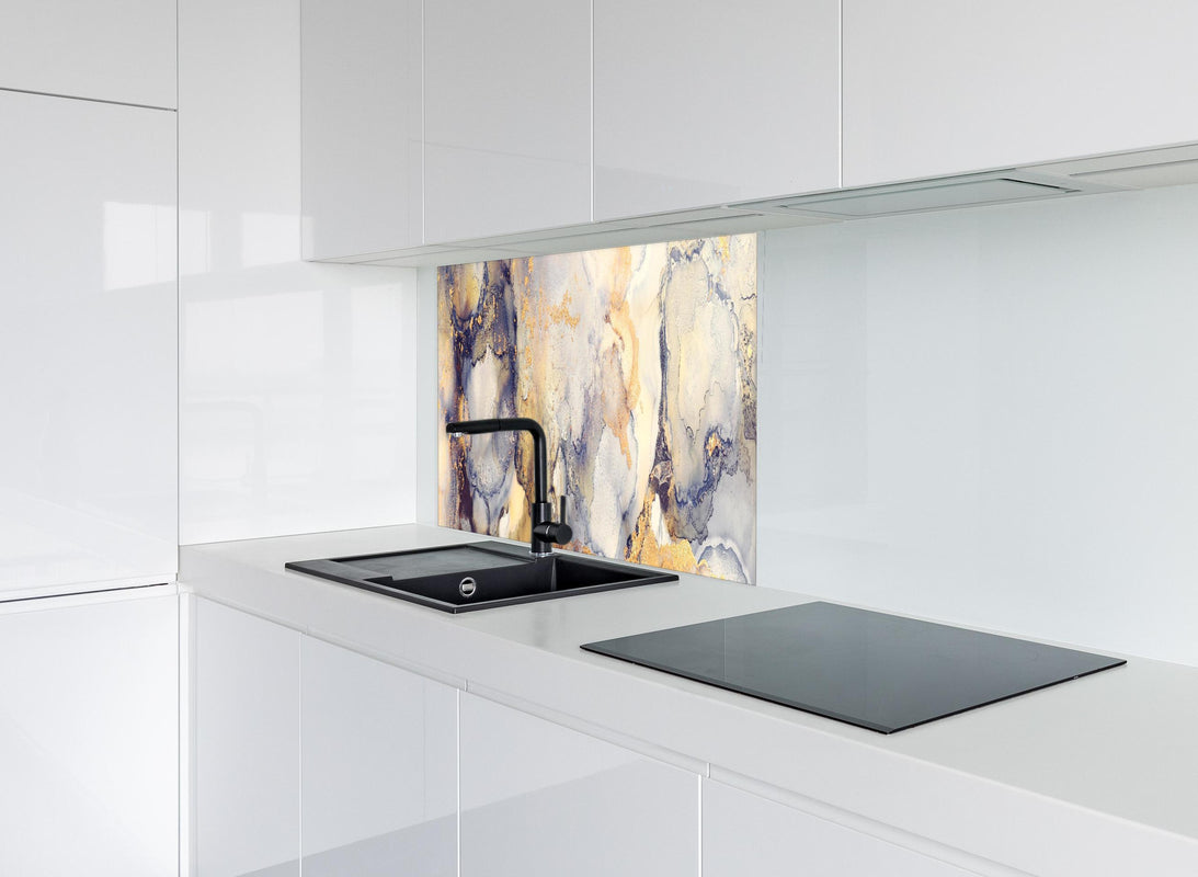 Spritzschutz - Abstrakte goldene Flüssigkunstmalerei  hinter modernem schwarz-matten Spülbecken in weißer Hochglanz-Küche
