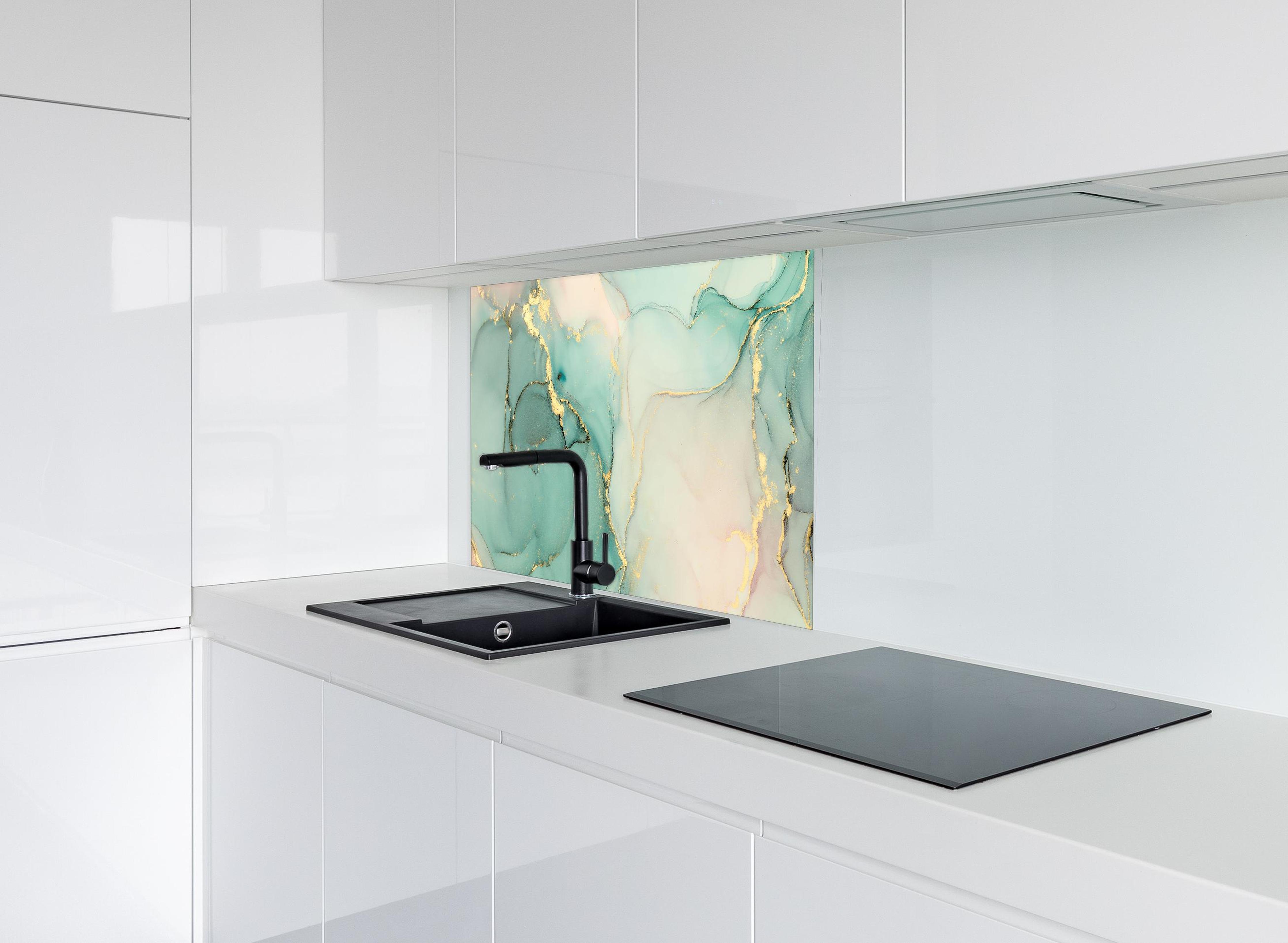 Spritzschutz - Abstrakte grünliche Muster mit goldenem Rand hinter modernem schwarz-matten Spülbecken in weißer Hochglanz-Küche