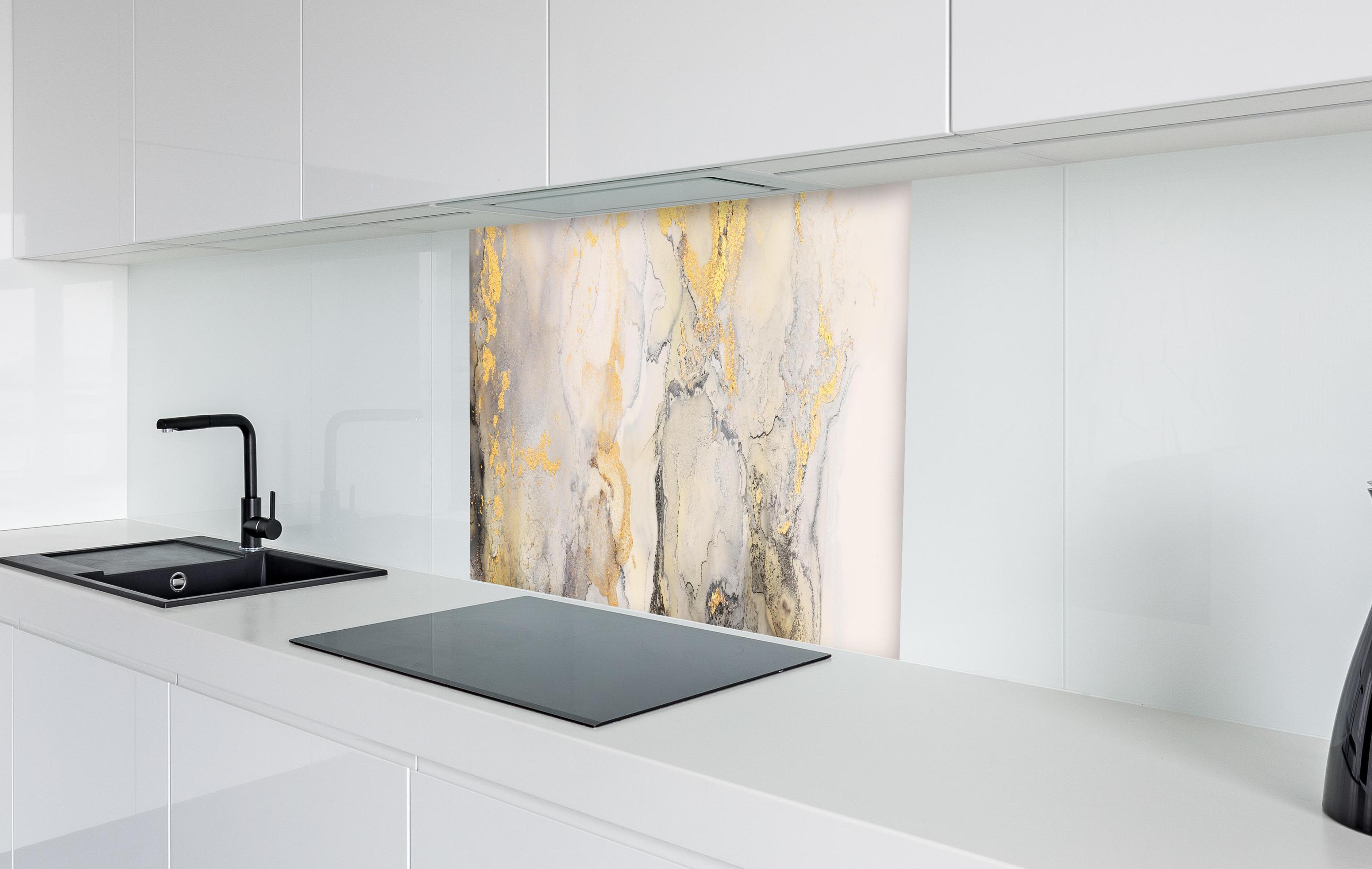 Spritzschutz - Abstrakte helle Flüssigkunstmalerei  in weißer Hochglanz-Küche hinter einem Cerankochfeld