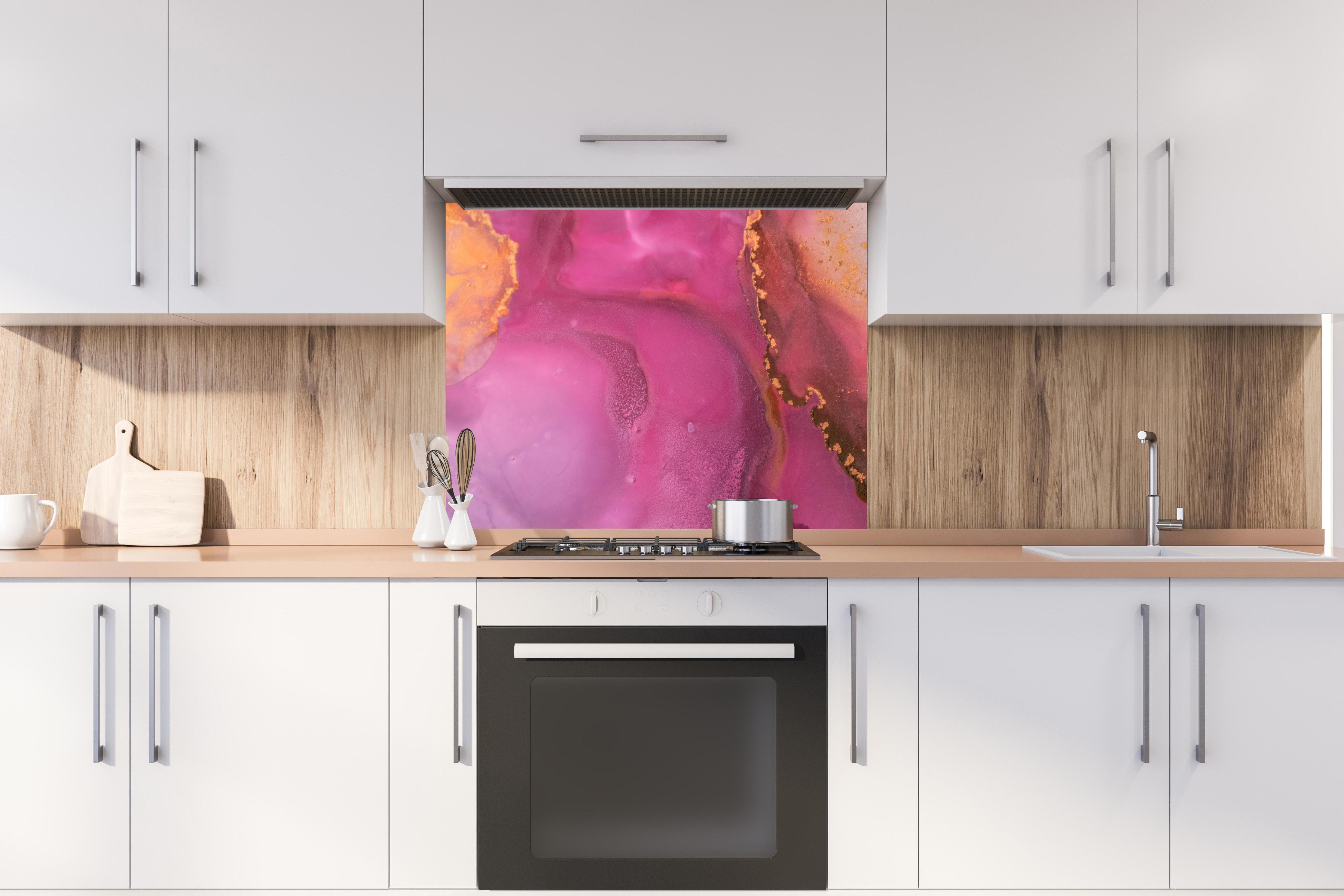 Spritzschutz - Abstrakte pinke Tinte mit Goldelementen hinter stilvollem Gasherd unter Dunstabzugshaube