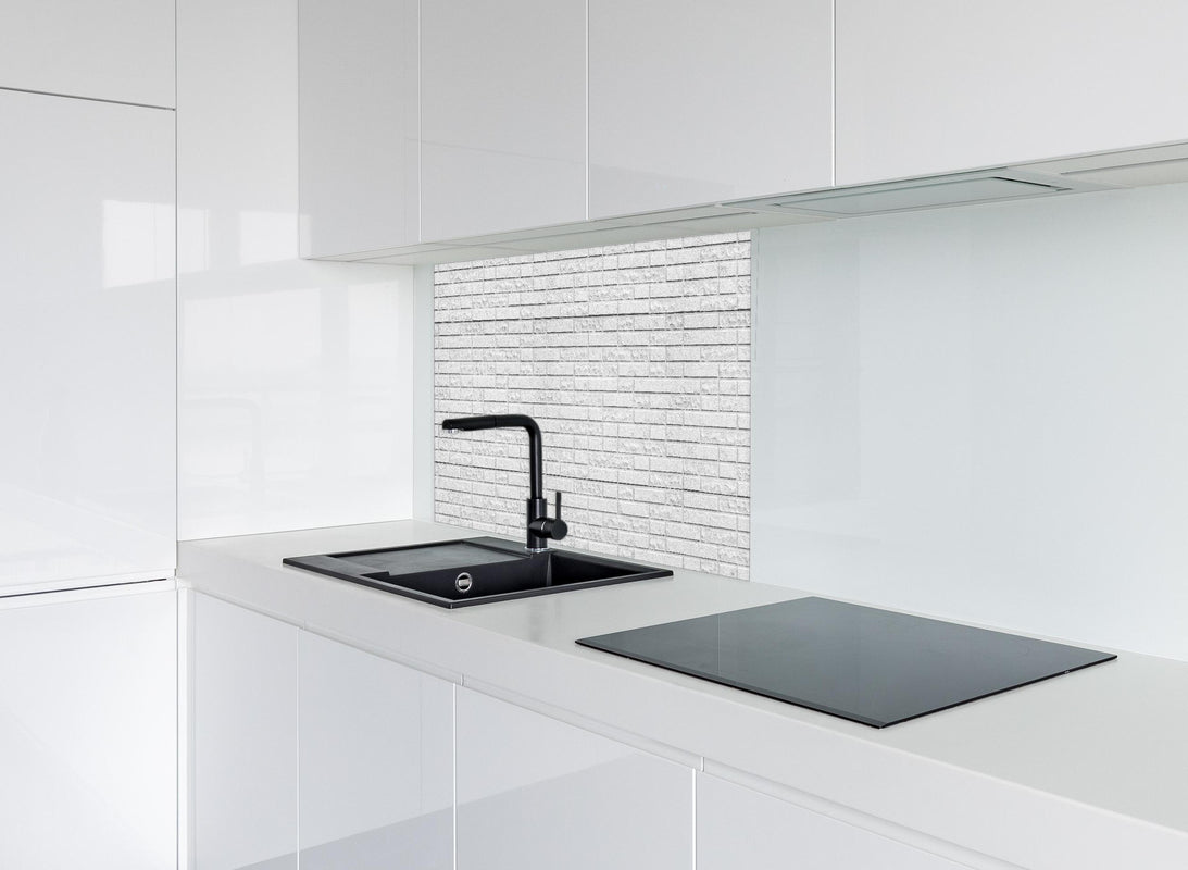 Spritzschutz - Abstrakte weiße Backsteinmauer hinter modernem schwarz-matten Spülbecken in weißer Hochglanz-Küche