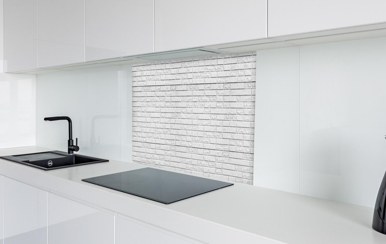 Spritzschutz - Abstrakte weiße Backsteinmauer  in weißer Hochglanz-Küche hinter einem Cerankochfeld