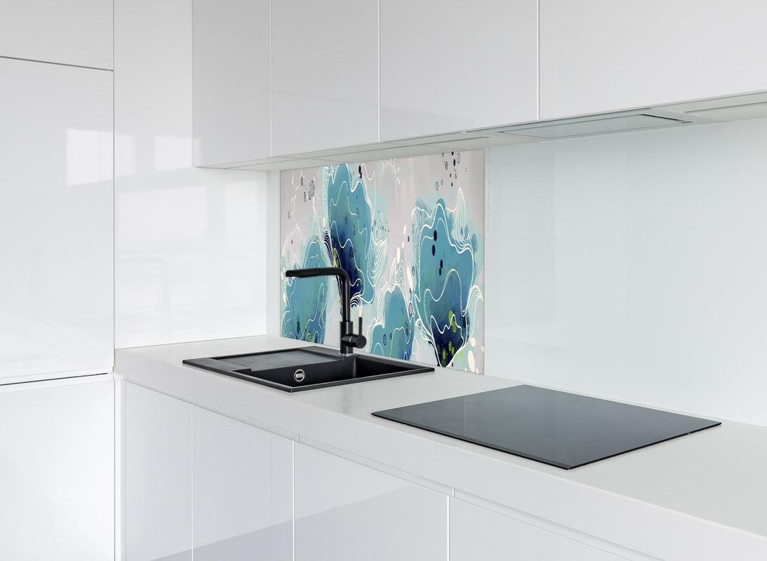 Spritzschutz - Abstrakten blauen Aquarellblumen hinter modernem schwarz-matten Spülbecken in weißer Hochglanz-Küche