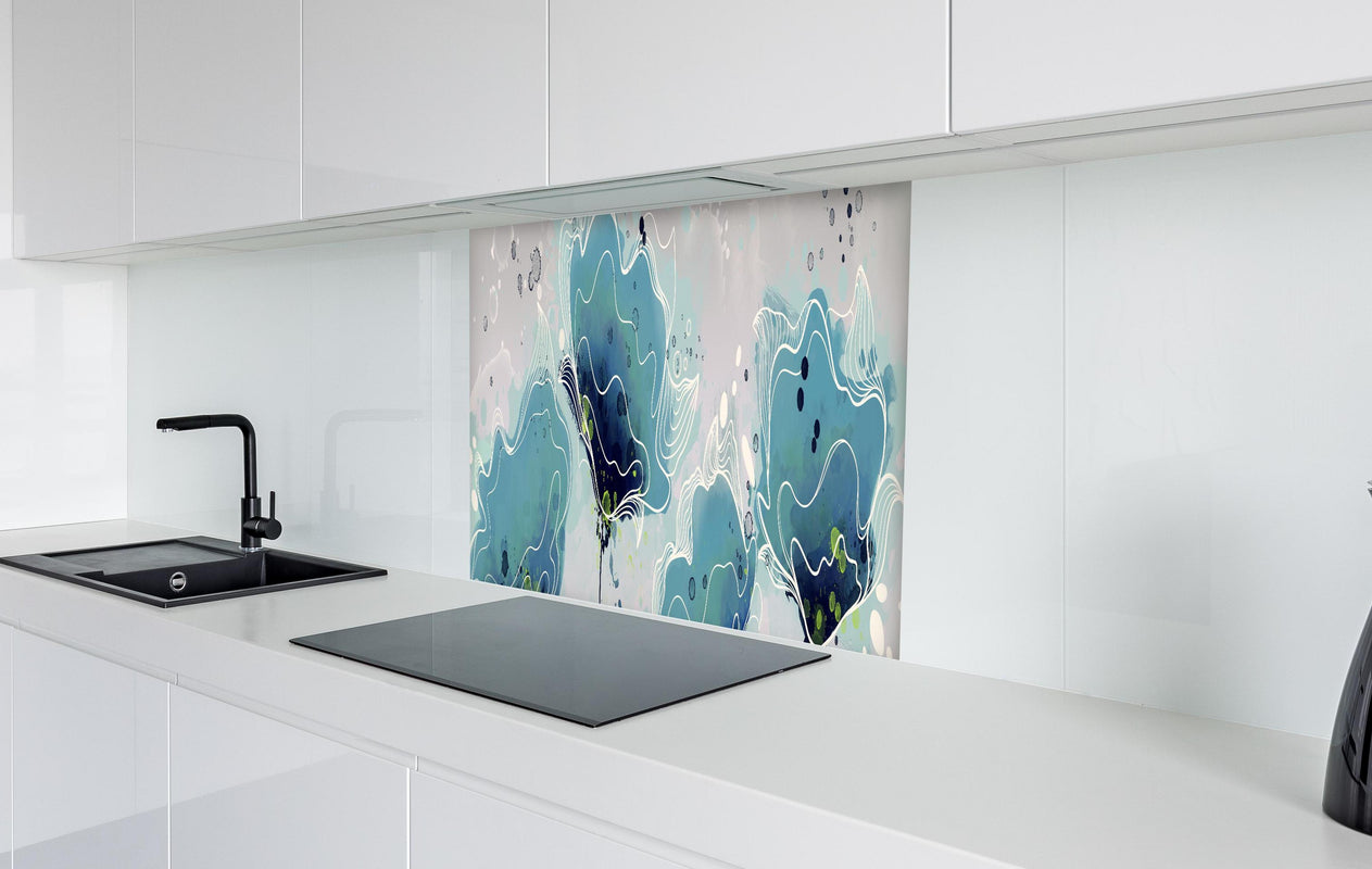 Spritzschutz - Abstrakten blauen Aquarellblumen  in weißer Hochglanz-Küche hinter einem Cerankochfeld