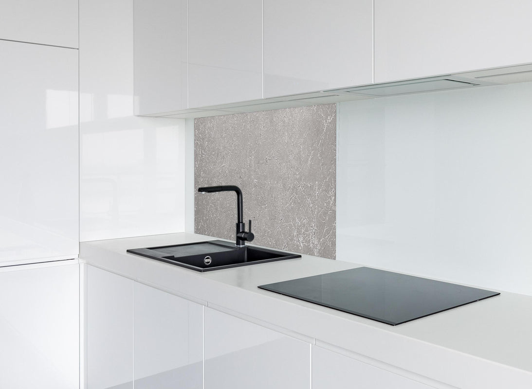 Spritzschutz - Abstrakter Silbermarmor hinter modernem schwarz-matten Spülbecken in weißer Hochglanz-Küche