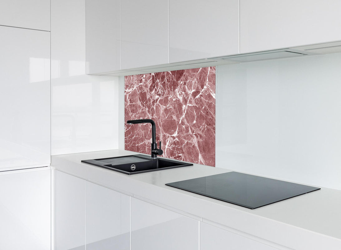 Spritzschutz - Abstrakter roter Marmor Textur hinter modernem schwarz-matten Spülbecken in weißer Hochglanz-Küche