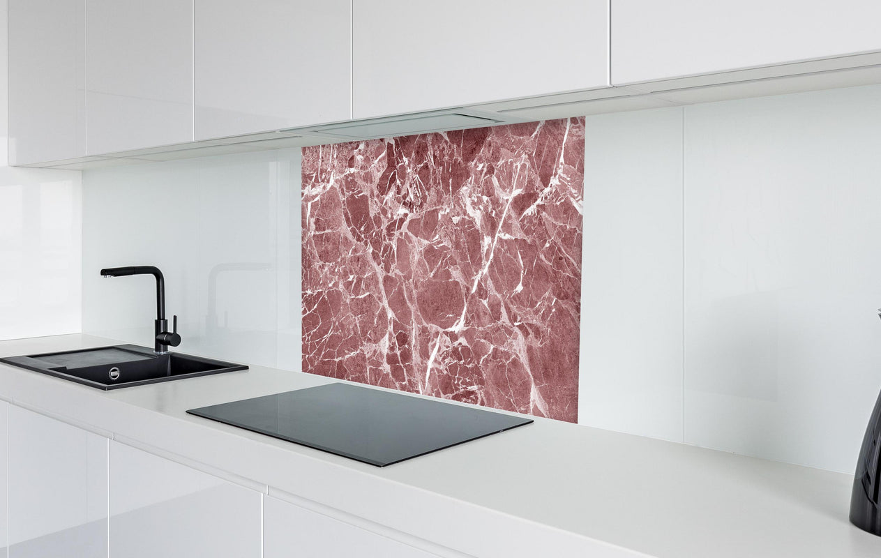 Spritzschutz - Abstrakter roter Marmor Textur  in weißer Hochglanz-Küche hinter einem Cerankochfeld