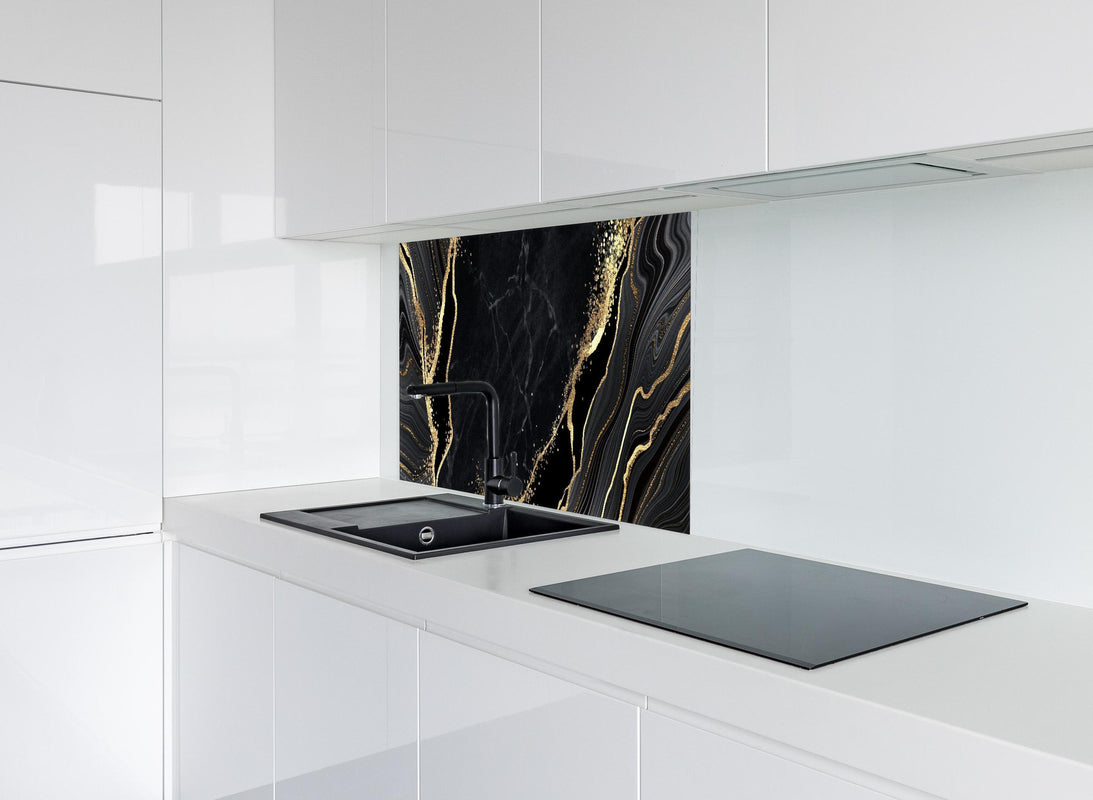 Spritzschutz - Abstrakter schwarzer Marmor mit goldenen Adern hinter modernem schwarz-matten Spülbecken in weißer Hochglanz-Küche