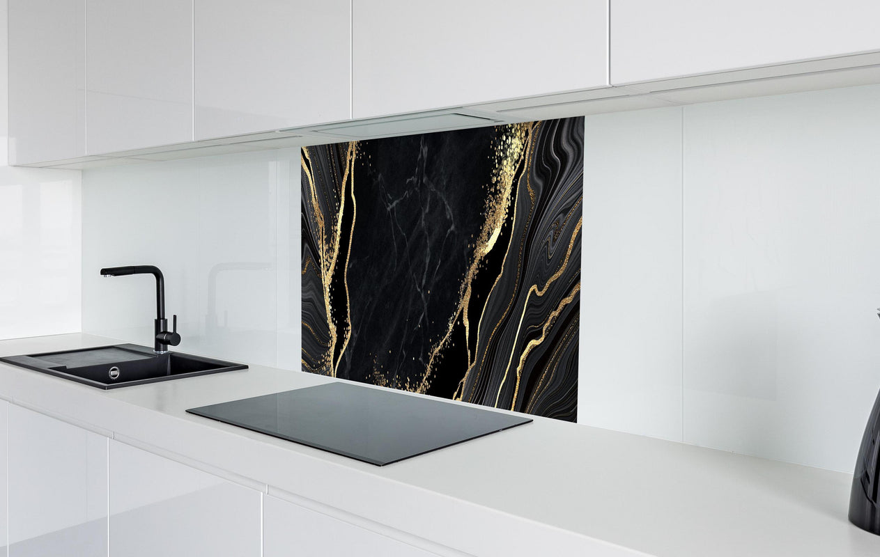 Spritzschutz - Abstrakter schwarzer Marmor mit goldenen Adern  in weißer Hochglanz-Küche hinter einem Cerankochfeld