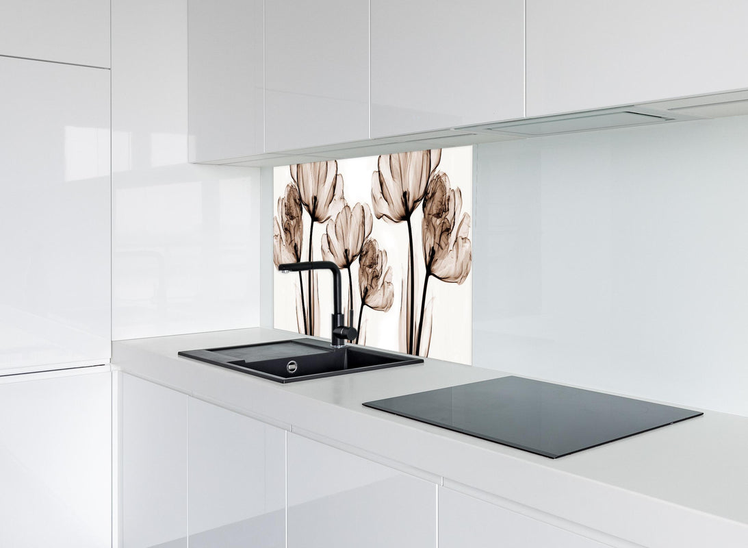Spritzschutz - Abstraktes Blumendesign hinter modernem schwarz-matten Spülbecken in weißer Hochglanz-Küche