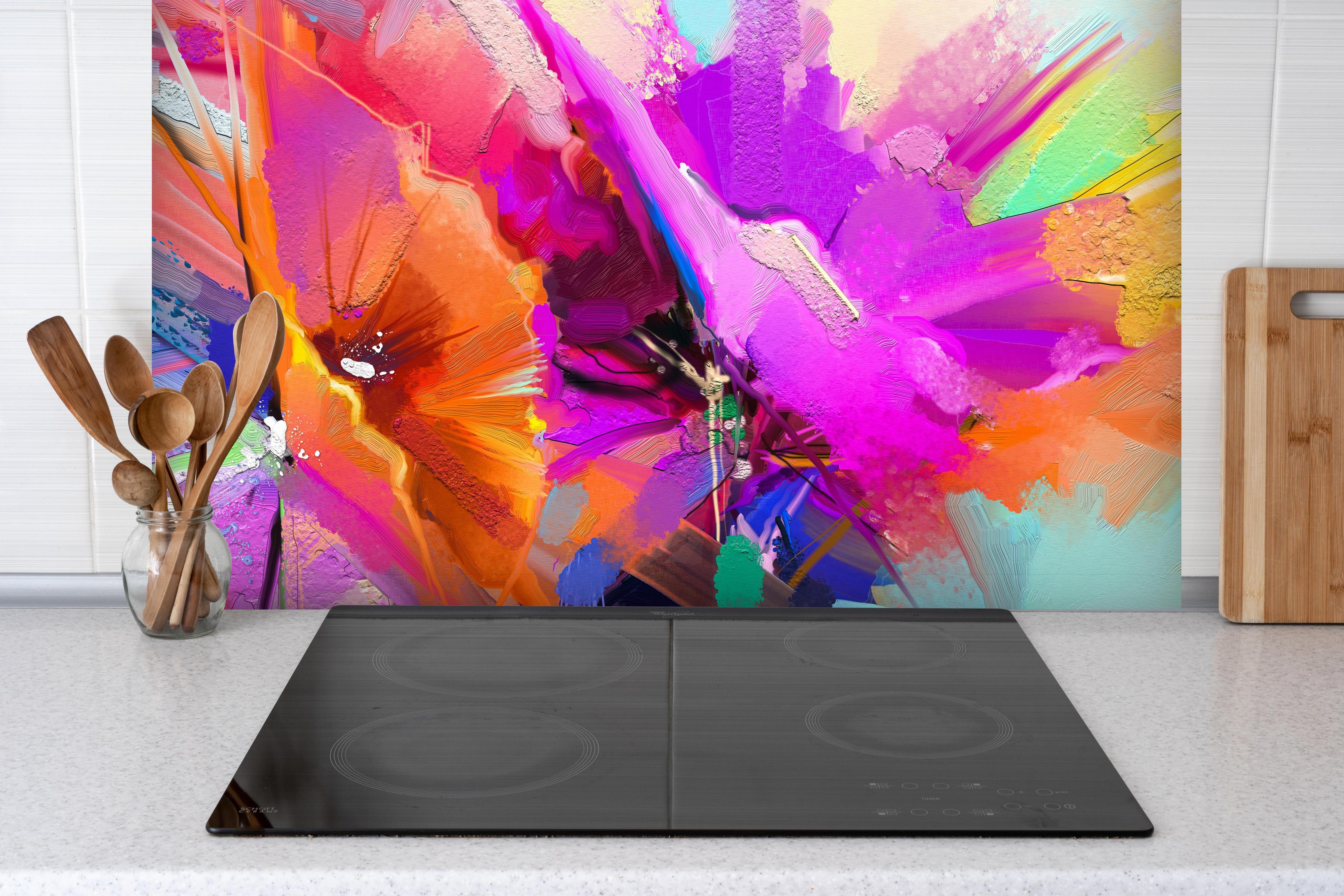 Spritzschutz - Abstraktes Öl-Gemälde einer Frühlingsblume hinter einem Cerankochfeld zwischen Holz-Kochutensilien
