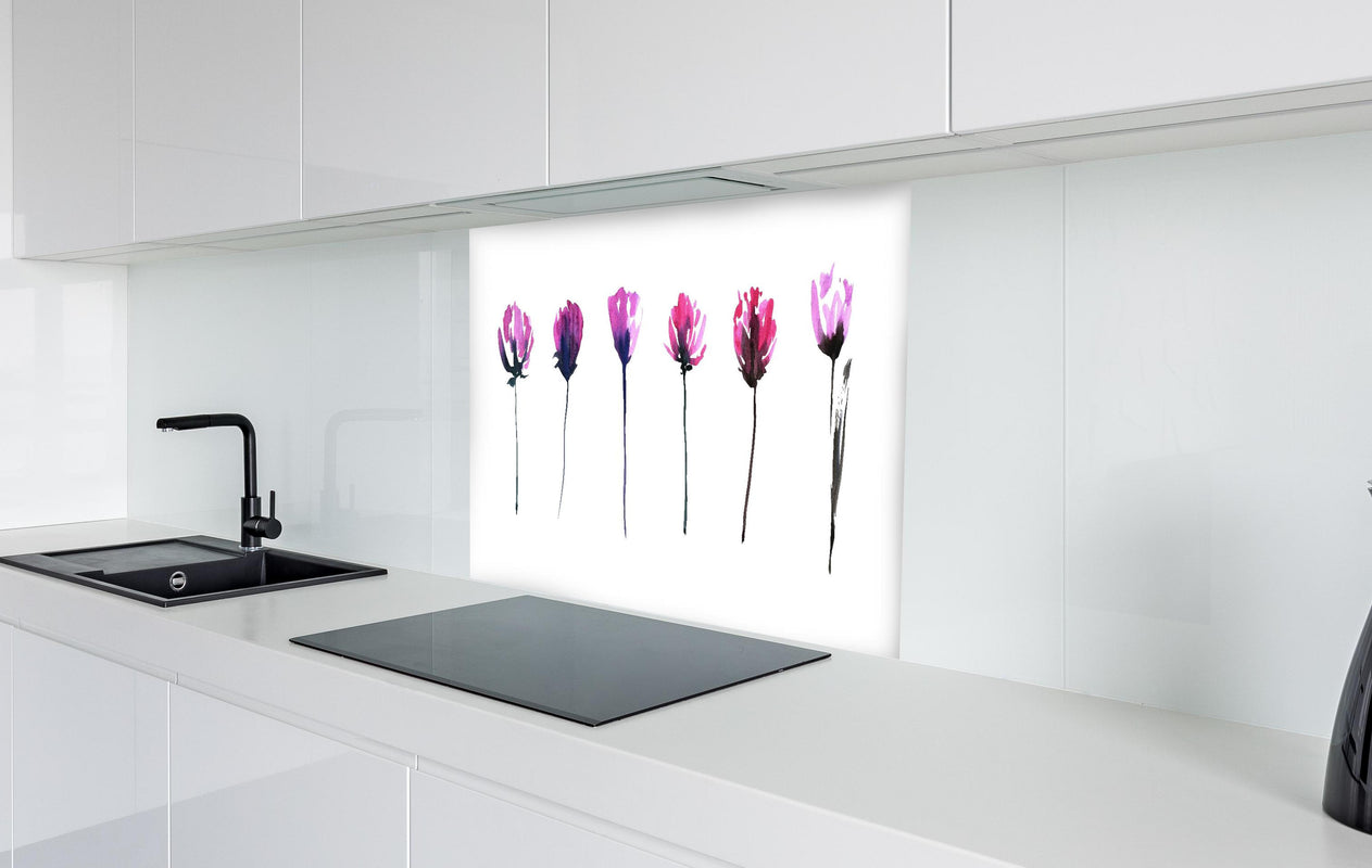 Spritzschutz - Abstraktes modernes Blumenset  in weißer Hochglanz-Küche hinter einem Cerankochfeld