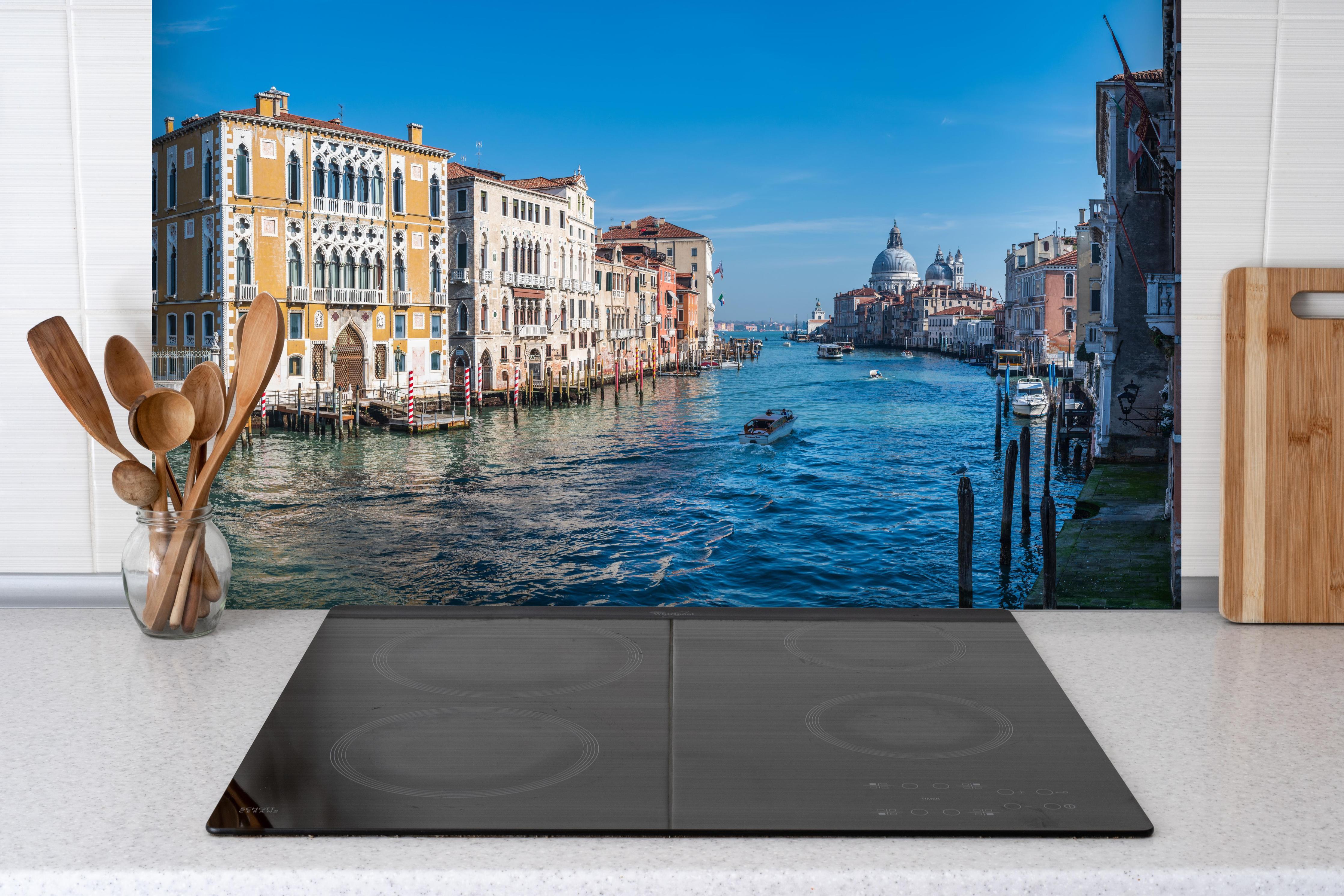 Spritzschutz - Accademia Brücke Venedig hinter einem Cerankochfeld zwischen Holz-Kochutensilien
