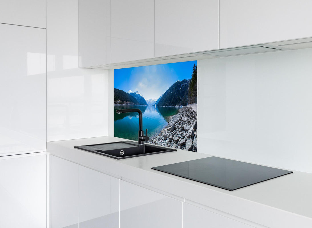 Spritzschutz - Achensee in Österreich hinter modernem schwarz-matten Spülbecken in weißer Hochglanz-Küche