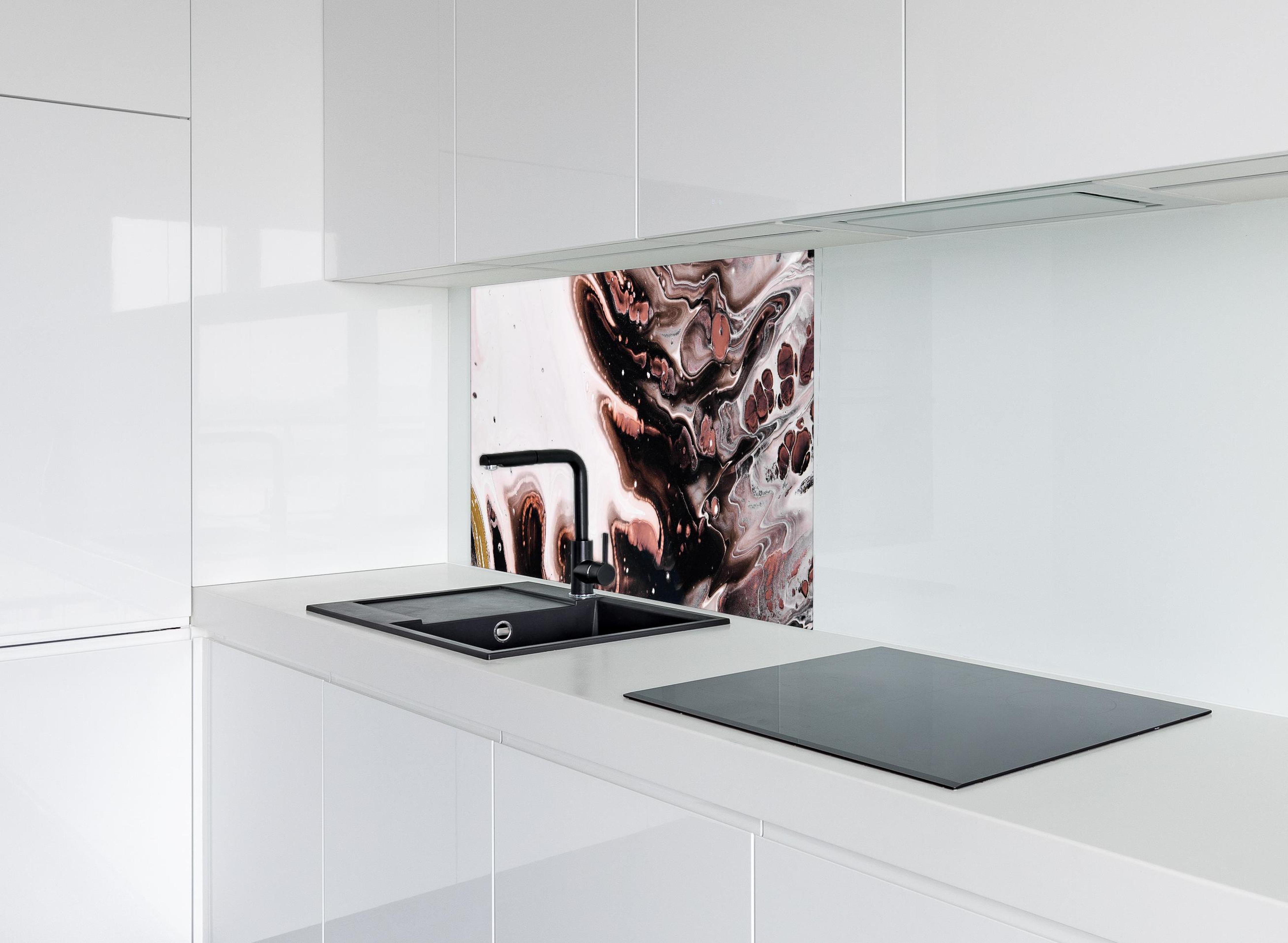 Spritzschutz - Acryl Flüssigkunst - Dunkle Farben hinter modernem schwarz-matten Spülbecken in weißer Hochglanz-Küche