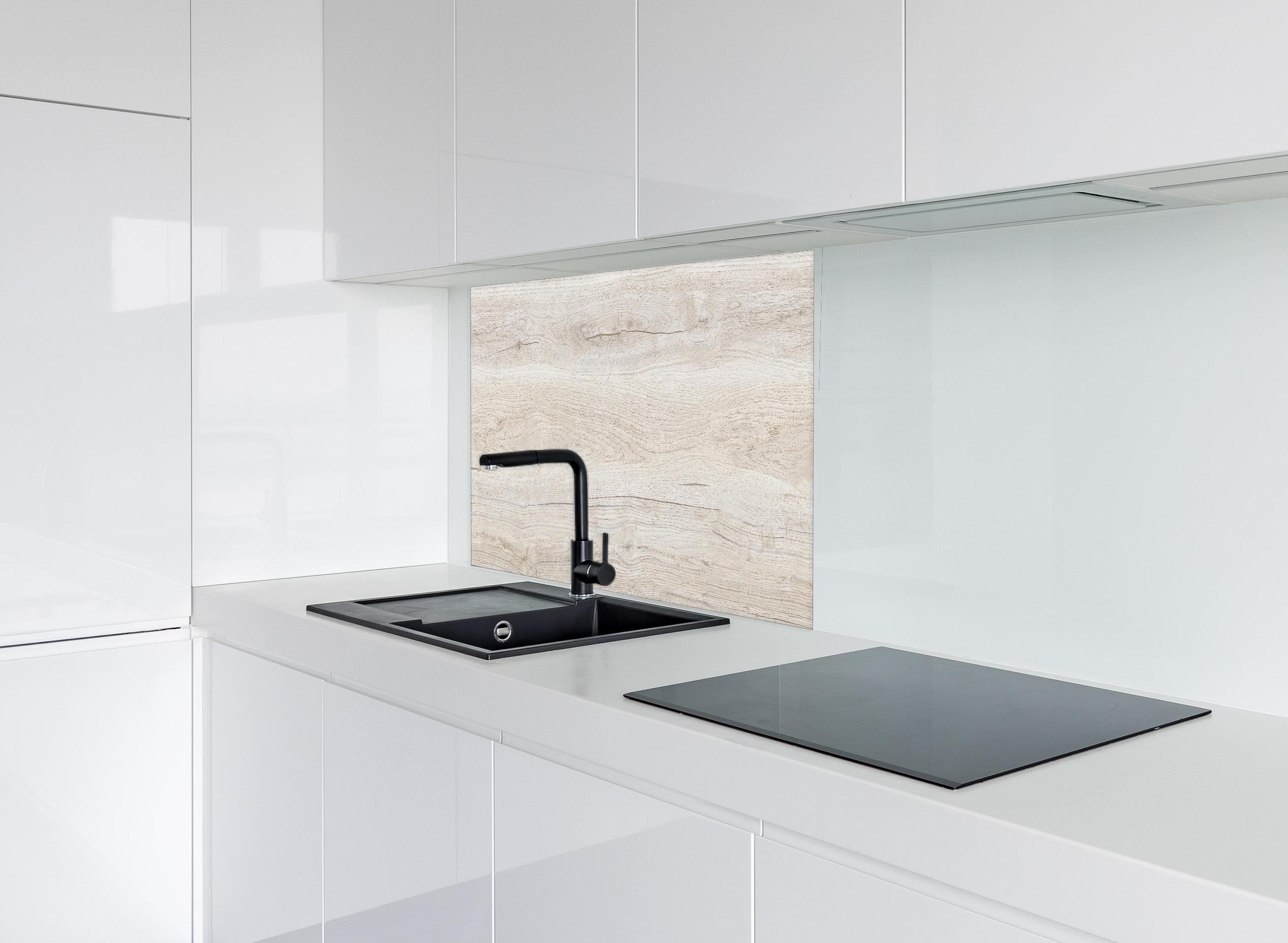 Spritzschutz - Ahornholzplatte hinter modernem schwarz-matten Spülbecken in weißer Hochglanz-Küche