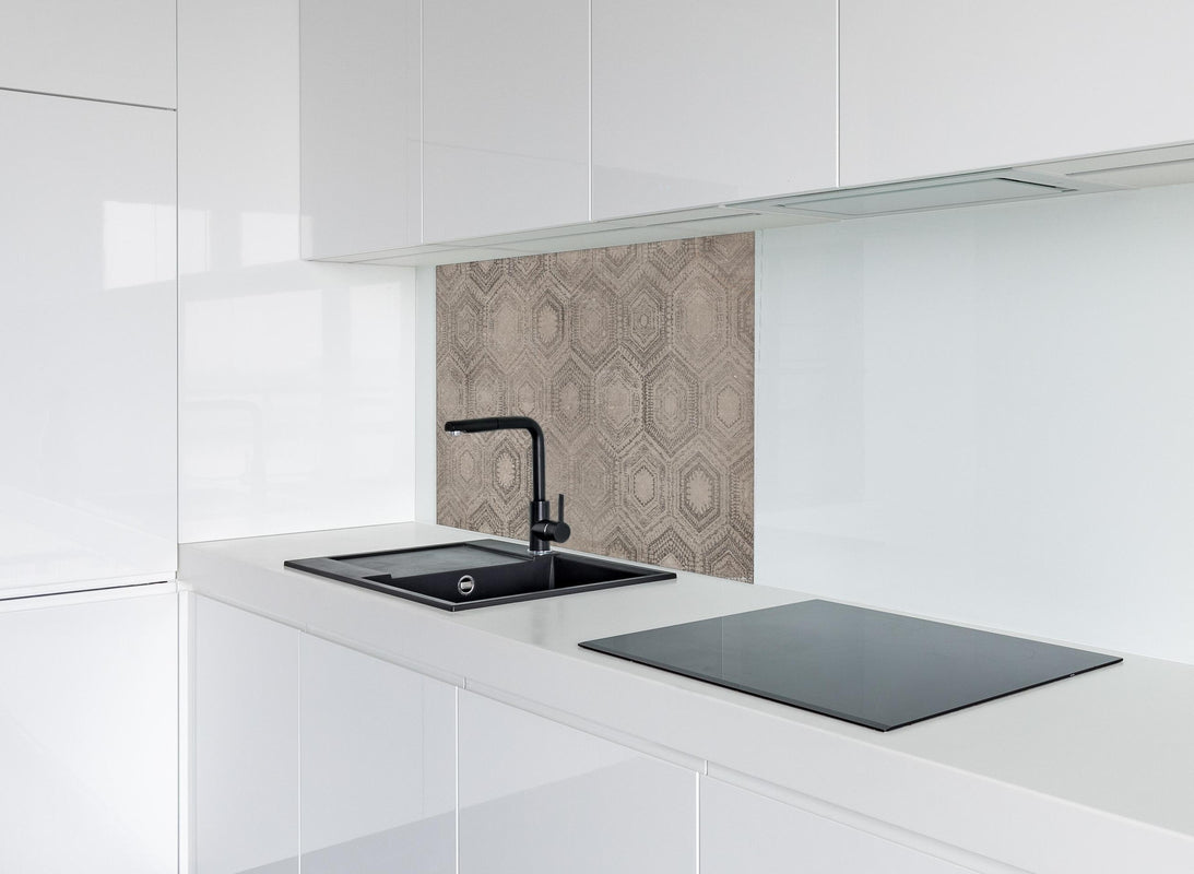 Spritzschutz - Alte Orientalische Mosaik hinter modernem schwarz-matten Spülbecken in weißer Hochglanz-Küche