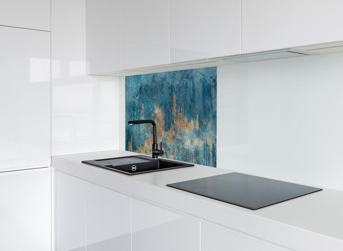 Spritzschutz - Alte Wand mit kaputtem Putz hinter modernem schwarz-matten Spülbecken in weißer Hochglanz-Küche