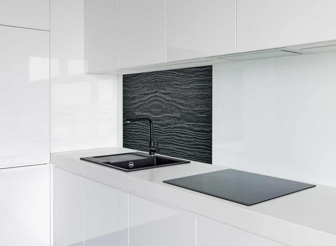 Spritzschutz - Alte geknackte schwarz lackiert Massivholz hinter modernem schwarz-matten Spülbecken in weißer Hochglanz-Küche