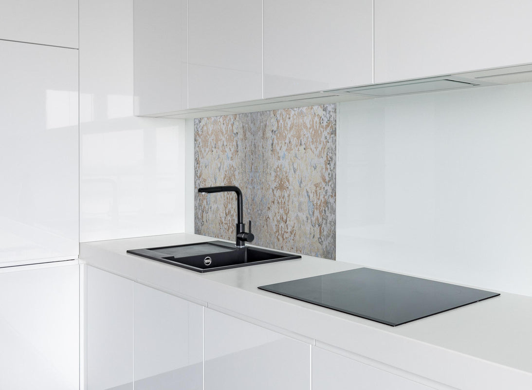 Spritzschutz - Alte grau braune Vintage Fliesen hinter modernem schwarz-matten Spülbecken in weißer Hochglanz-Küche