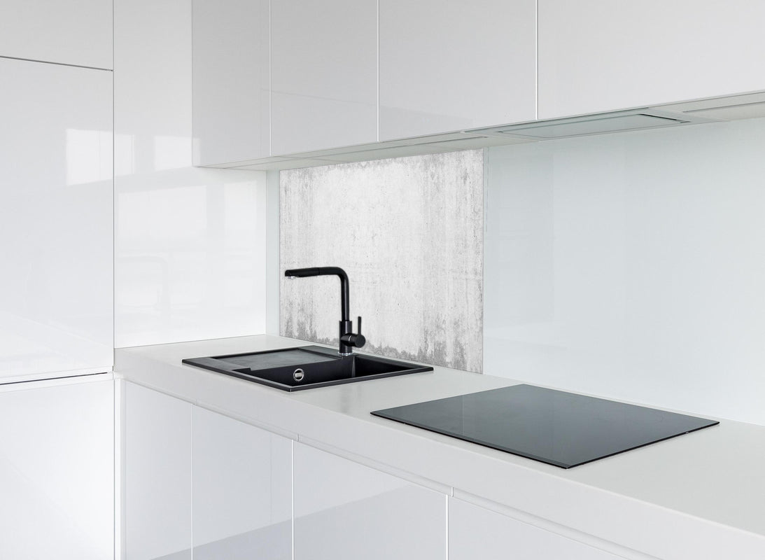 Spritzschutz - Alte schmutzige Zementwand hinter modernem schwarz-matten Spülbecken in weißer Hochglanz-Küche