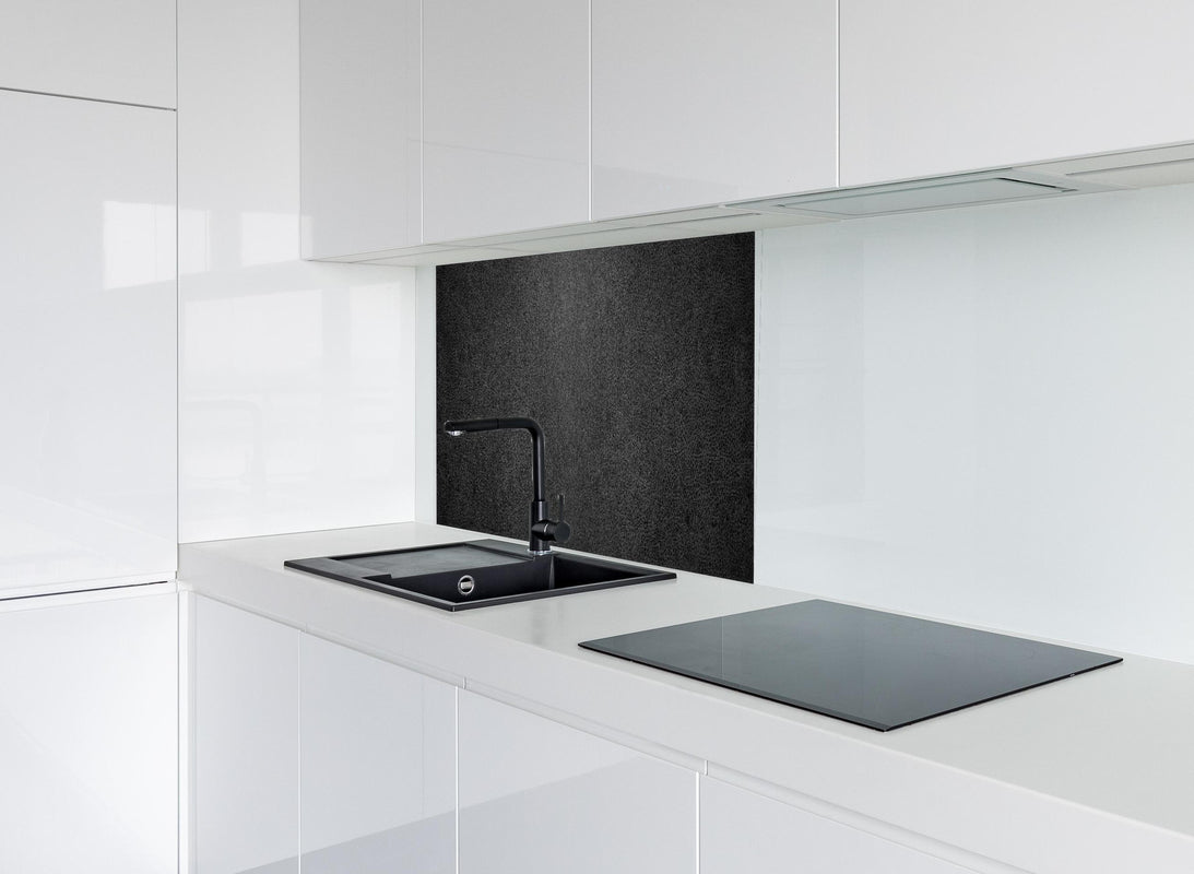Spritzschutz - Alte schwarze Leder Textur hinter modernem schwarz-matten Spülbecken in weißer Hochglanz-Küche