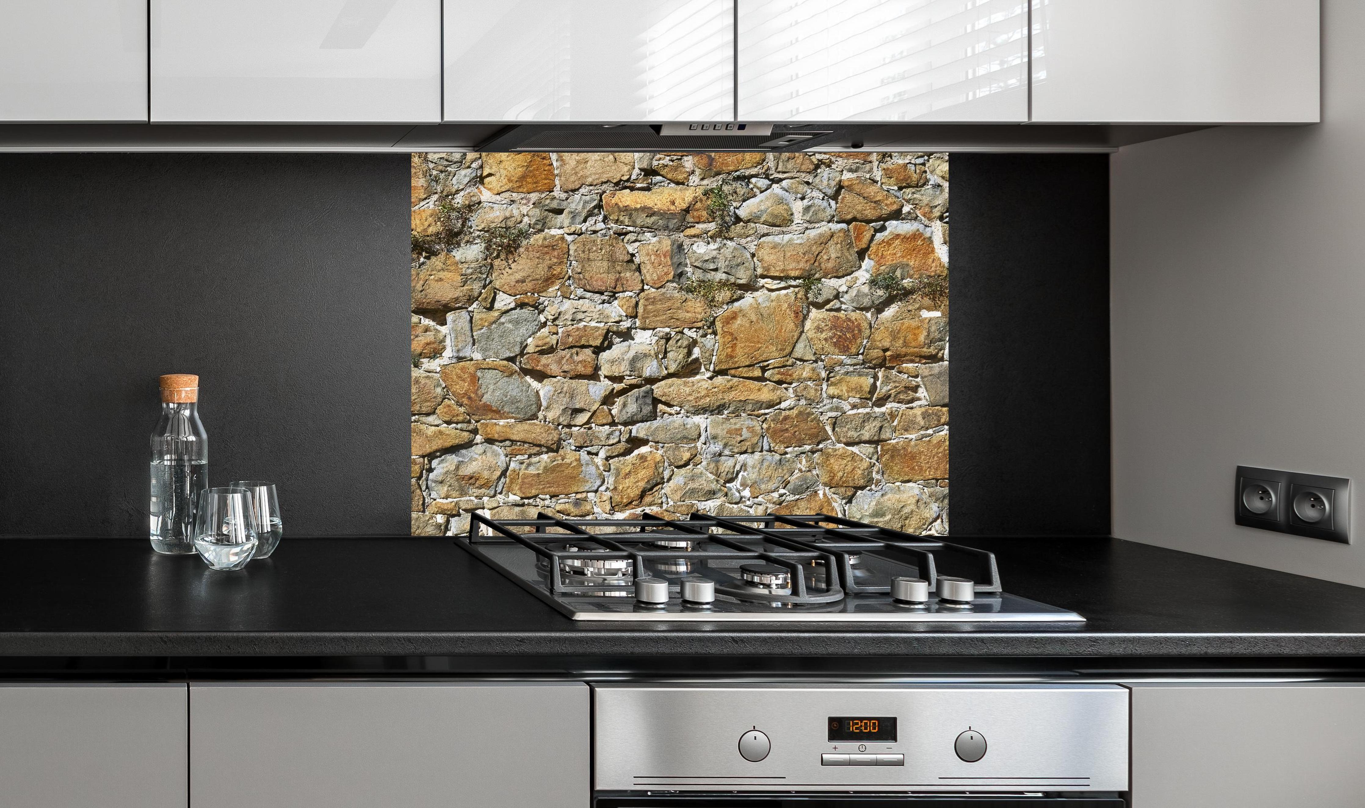 Spritzschutz - Alte unverputzte Burgmauer an edler Anthrazit-Wand hinter silbernem Gasherd