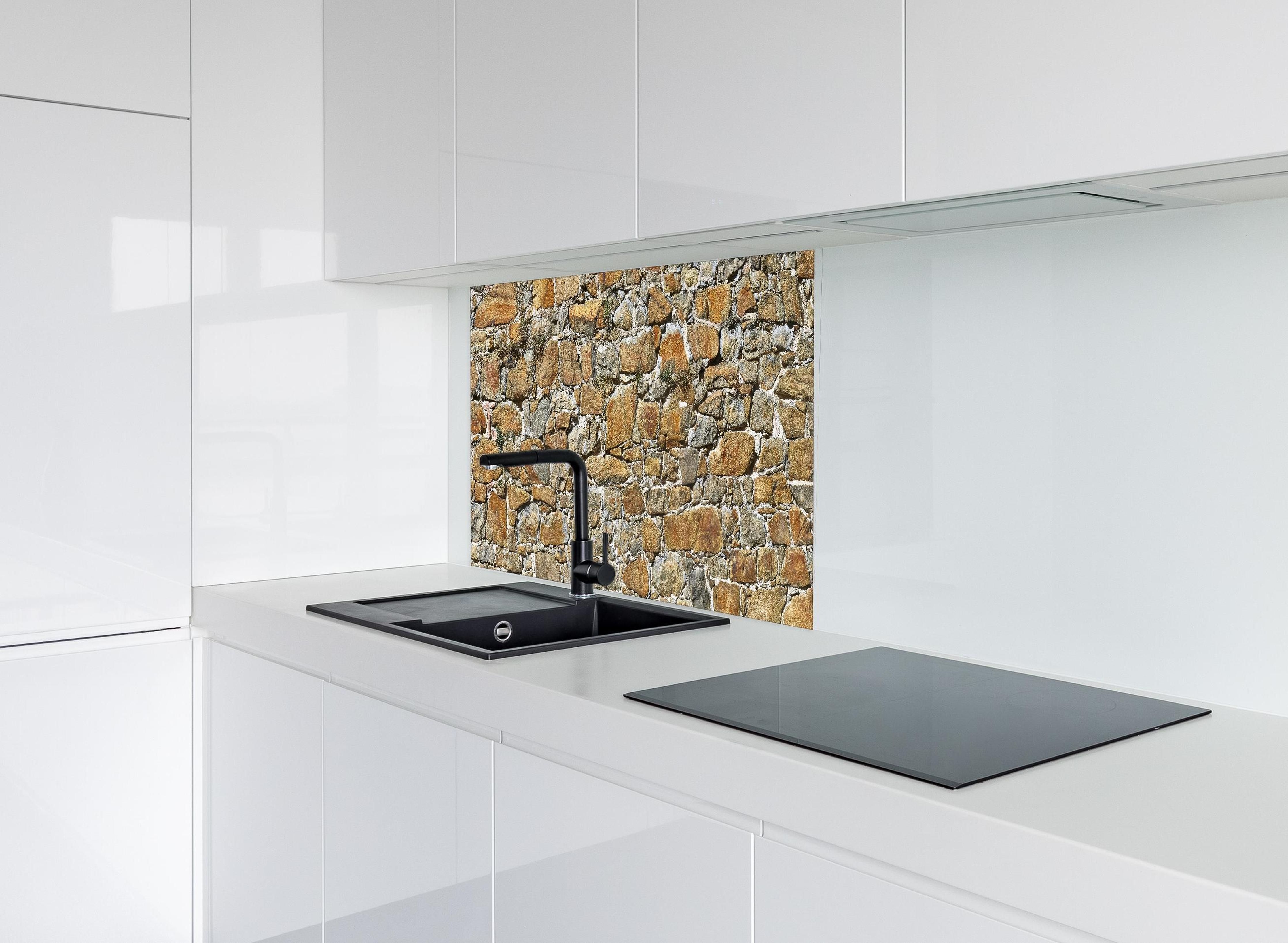 Spritzschutz - Alte unverputzte Burgmauer hinter modernem schwarz-matten Spülbecken in weißer Hochglanz-Küche