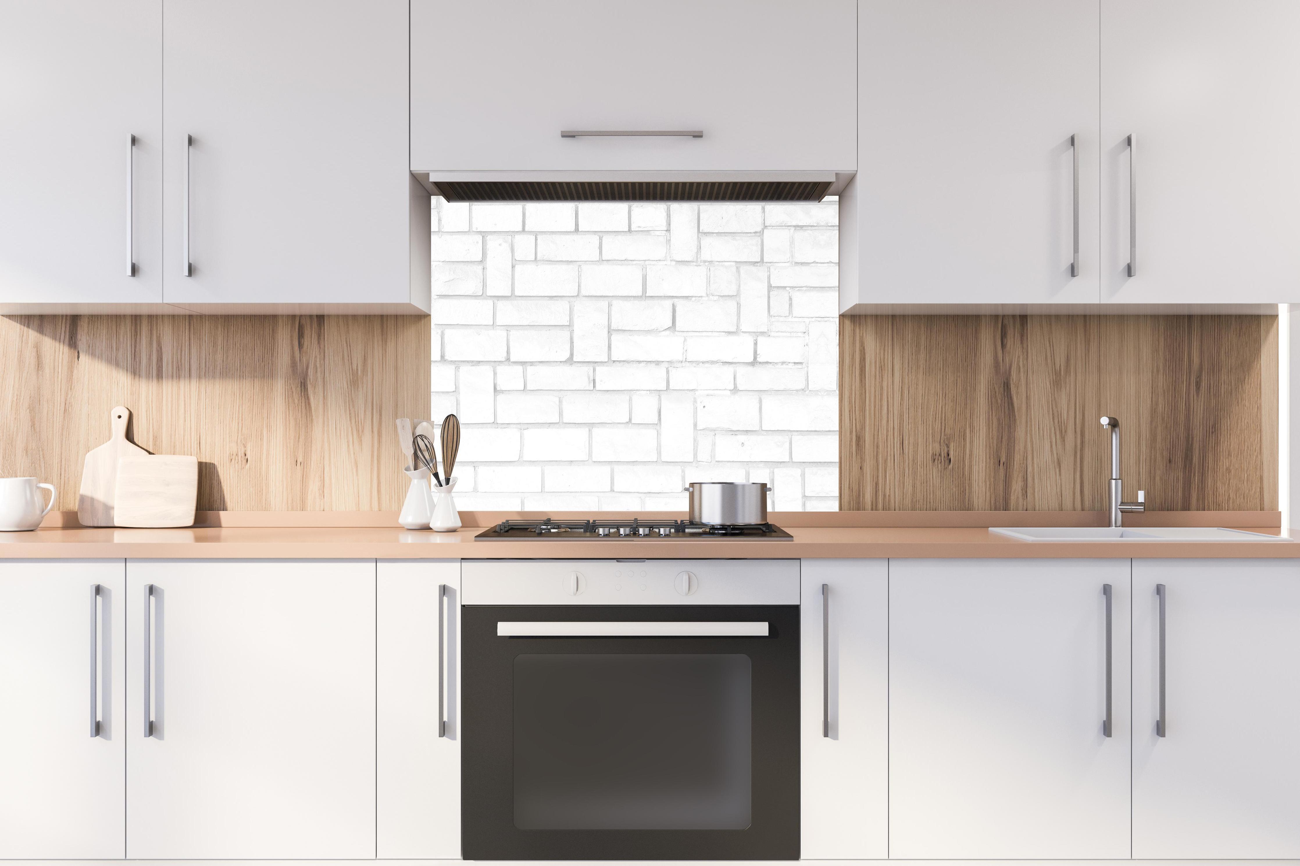 Spritzschutz - Alte weiße Backsteinmauer Muster hinter stilvollem Gasherd unter Dunstabzugshaube