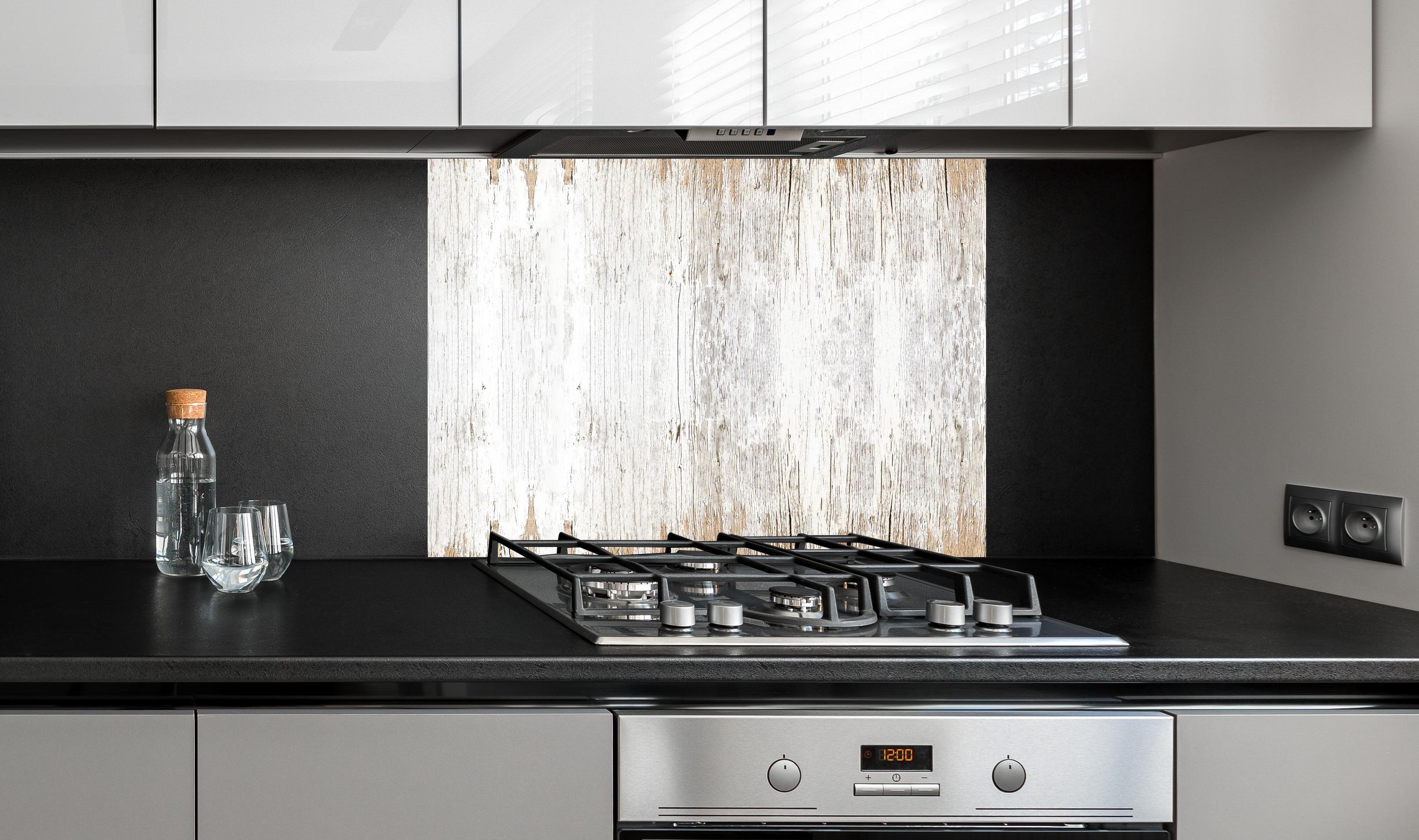 Spritzschutz - Alte weiße lackierte Holzstruktur an edler Anthrazit-Wand hinter silbernem Gasherd