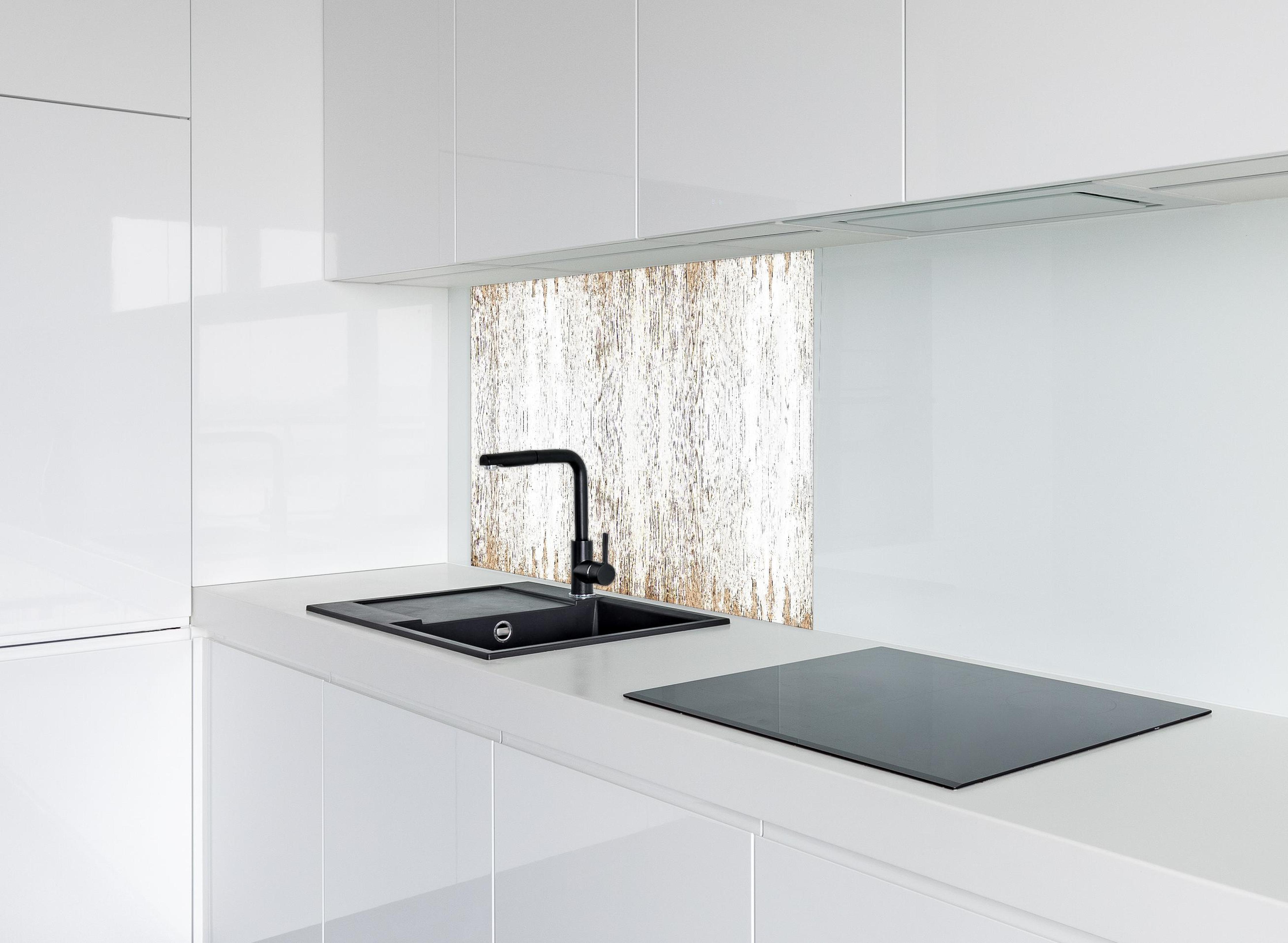 Spritzschutz - Alte weiße lackierte Holzstruktur hinter modernem schwarz-matten Spülbecken in weißer Hochglanz-Küche