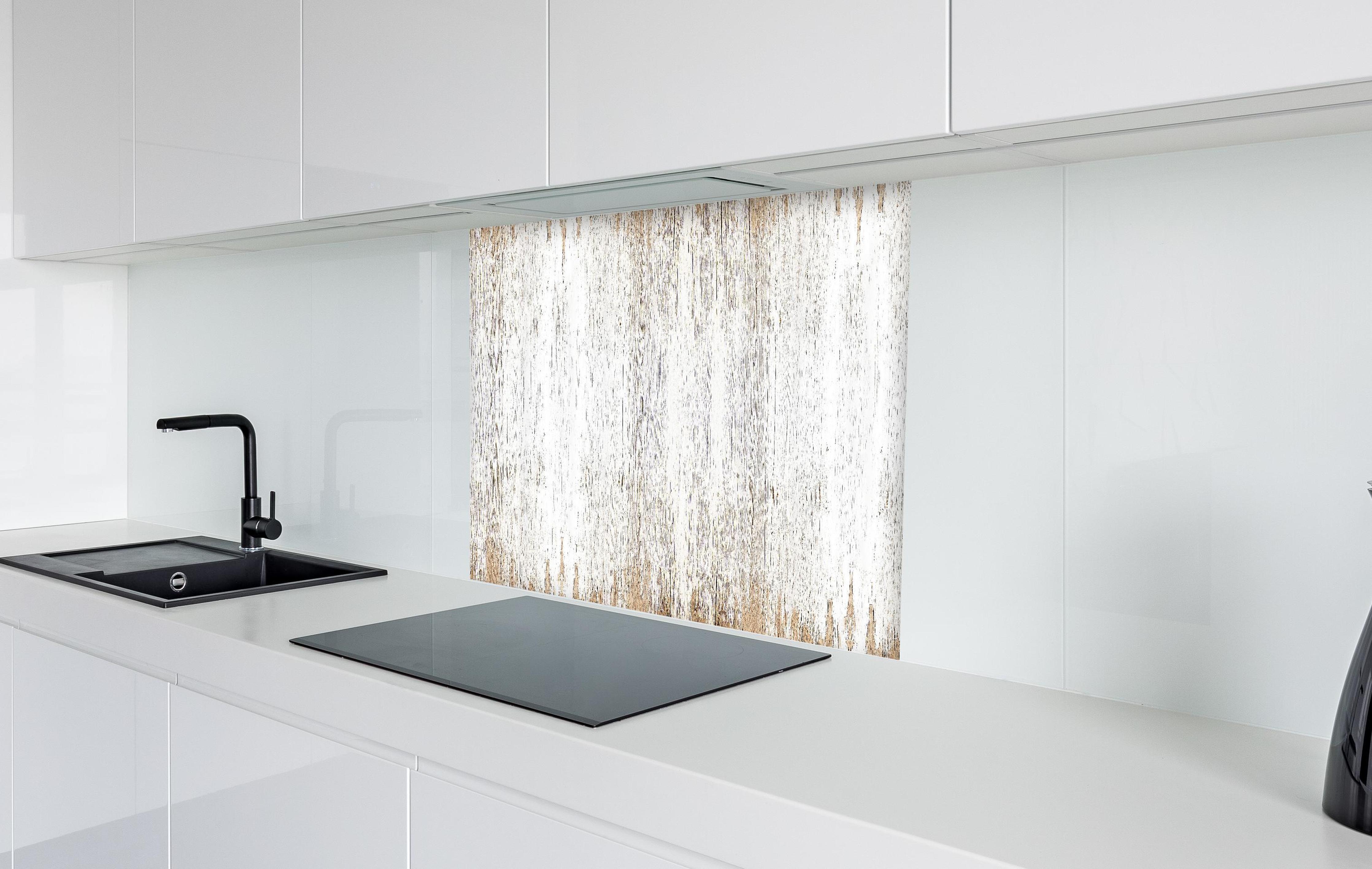 Spritzschutz - Alte weiße lackierte Holzstruktur  in weißer Hochglanz-Küche hinter einem Cerankochfeld