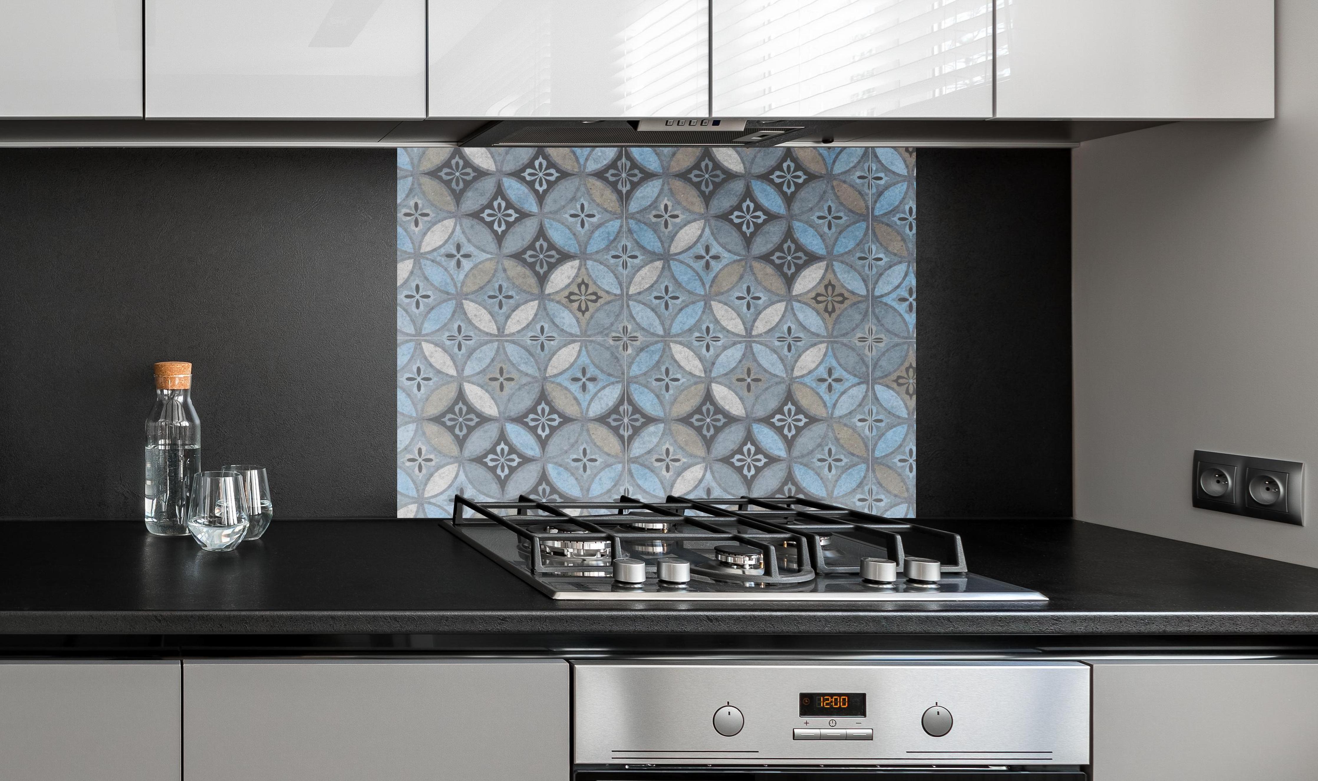 Spritzschutz - Altes Buntes Patchwork Mosaik Motiv an edler Anthrazit-Wand hinter silbernem Gasherd