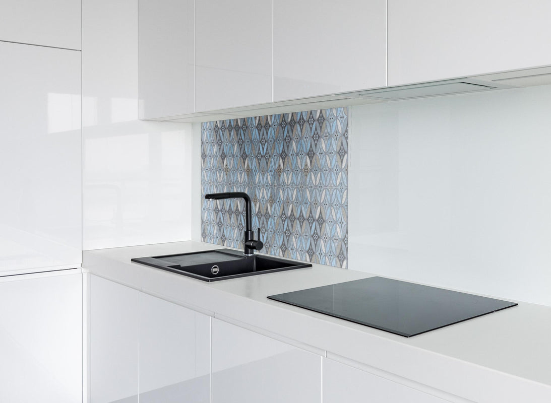 Spritzschutz - Altes Buntes Patchwork Mosaik Motiv hinter modernem schwarz-matten Spülbecken in weißer Hochglanz-Küche