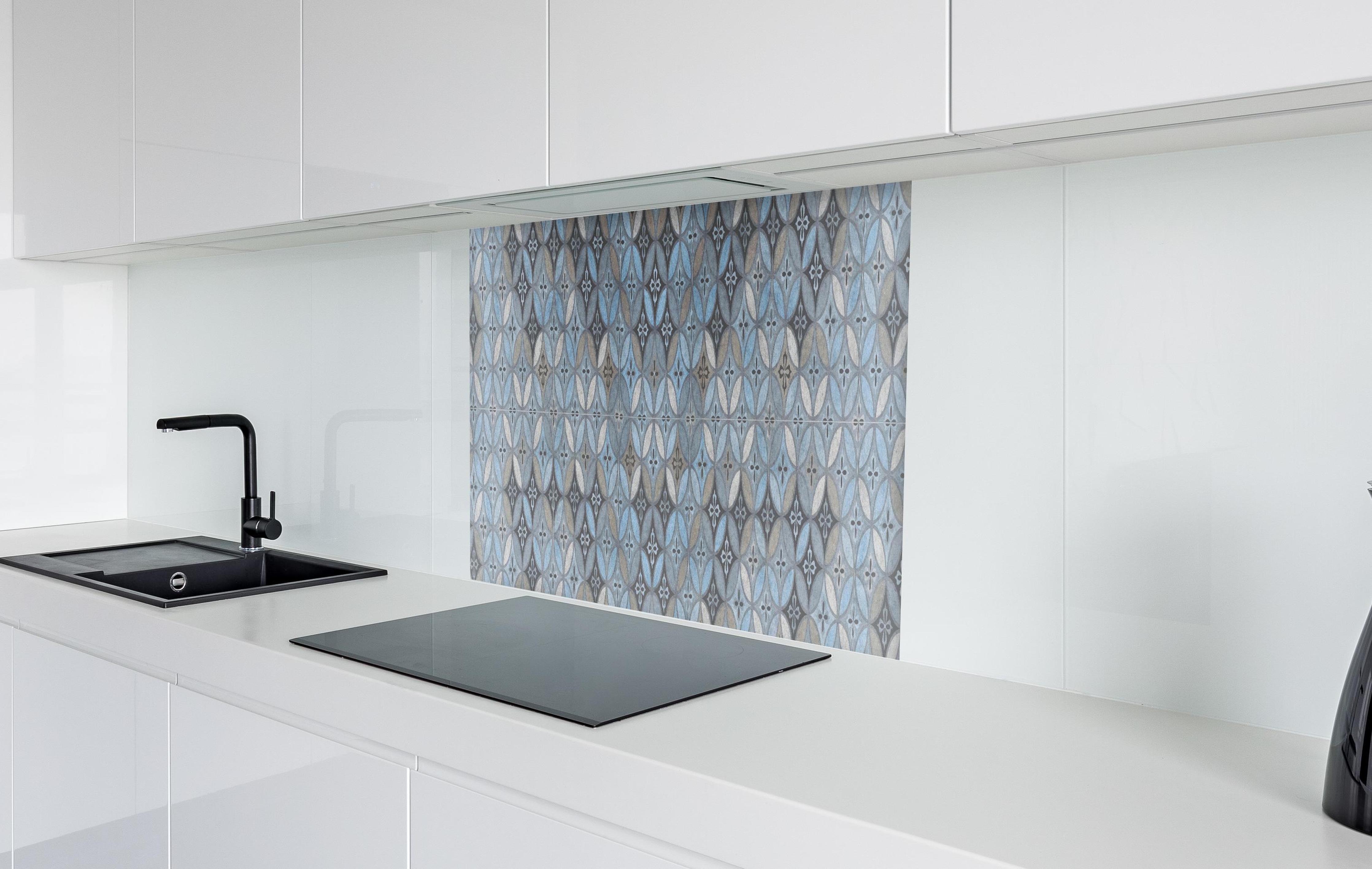 Spritzschutz - Altes Buntes Patchwork Mosaik Motiv  in weißer Hochglanz-Küche hinter einem Cerankochfeld