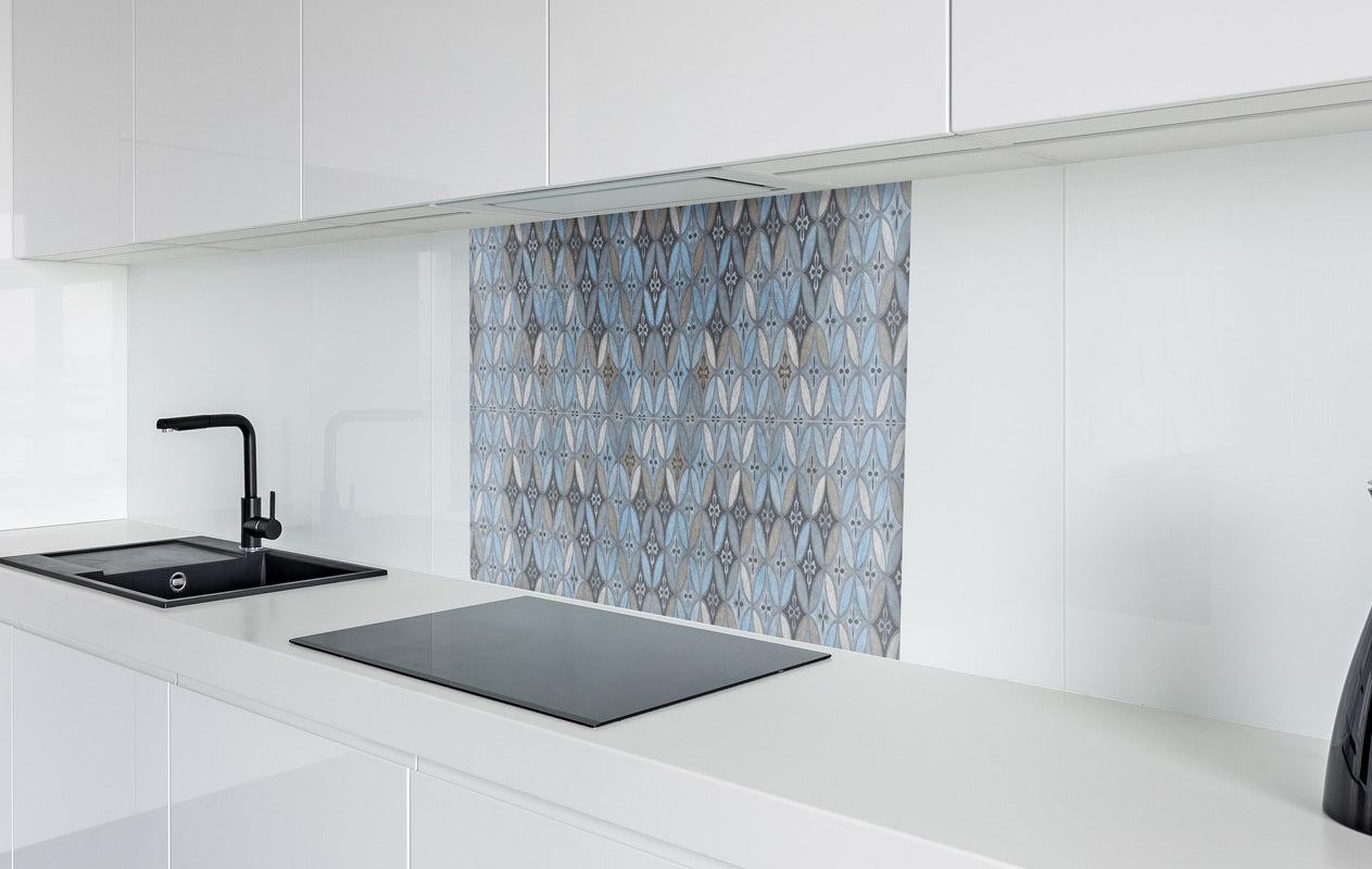 Spritzschutz - Altes Buntes Patchwork Mosaik Motiv  in weißer Hochglanz-Küche hinter einem Cerankochfeld