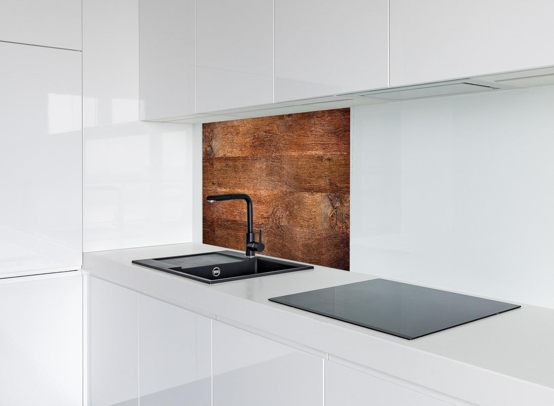 Spritzschutz - Altes Eichenholz hinter modernem schwarz-matten Spülbecken in weißer Hochglanz-Küche