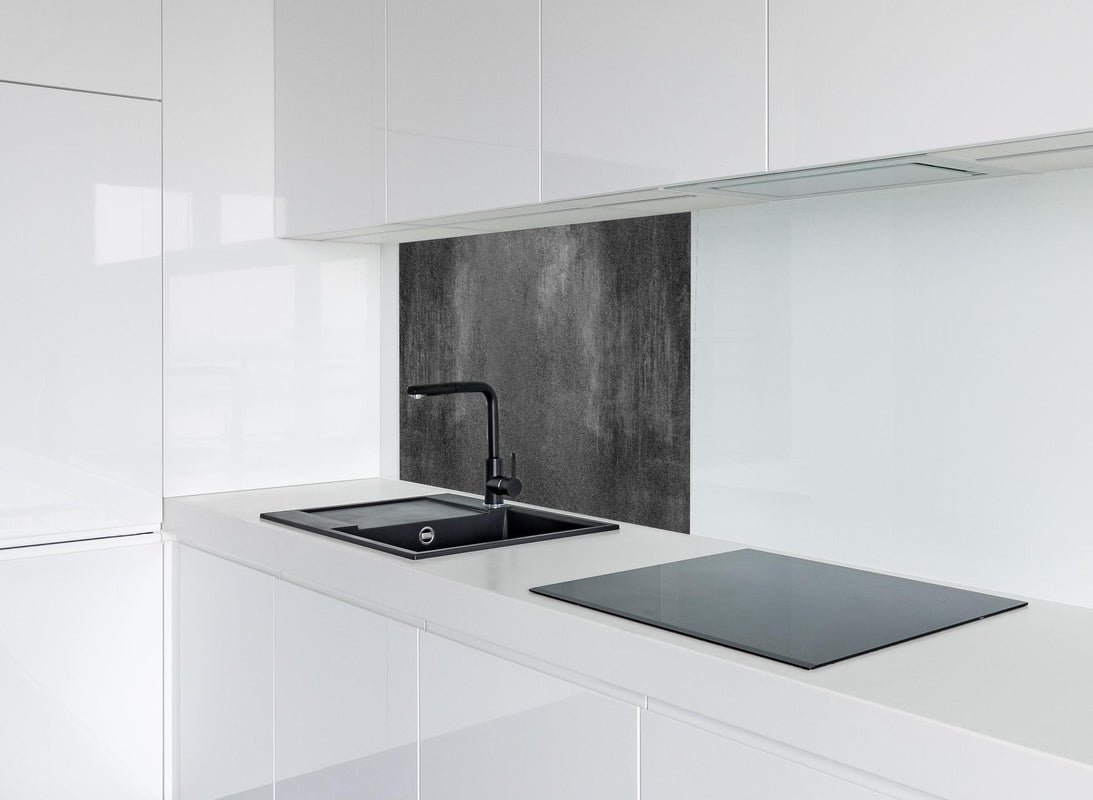 Spritzschutz - Anthrazit Beton Textur hinter modernem schwarz-matten Spülbecken in weißer Hochglanz-Küche