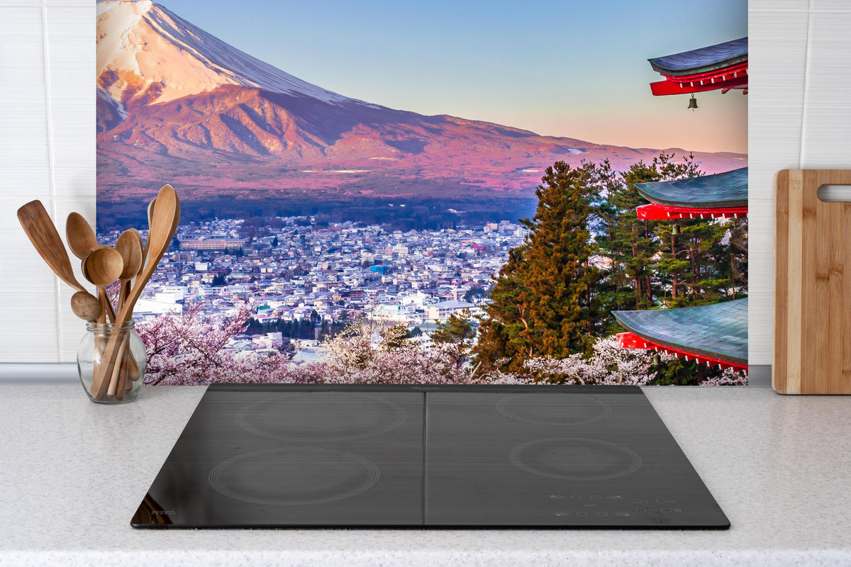 Spritzschutz - Anziehender Anblick auf Berg Fuji hinter einem Cerankochfeld zwischen Holz-Kochutensilien
